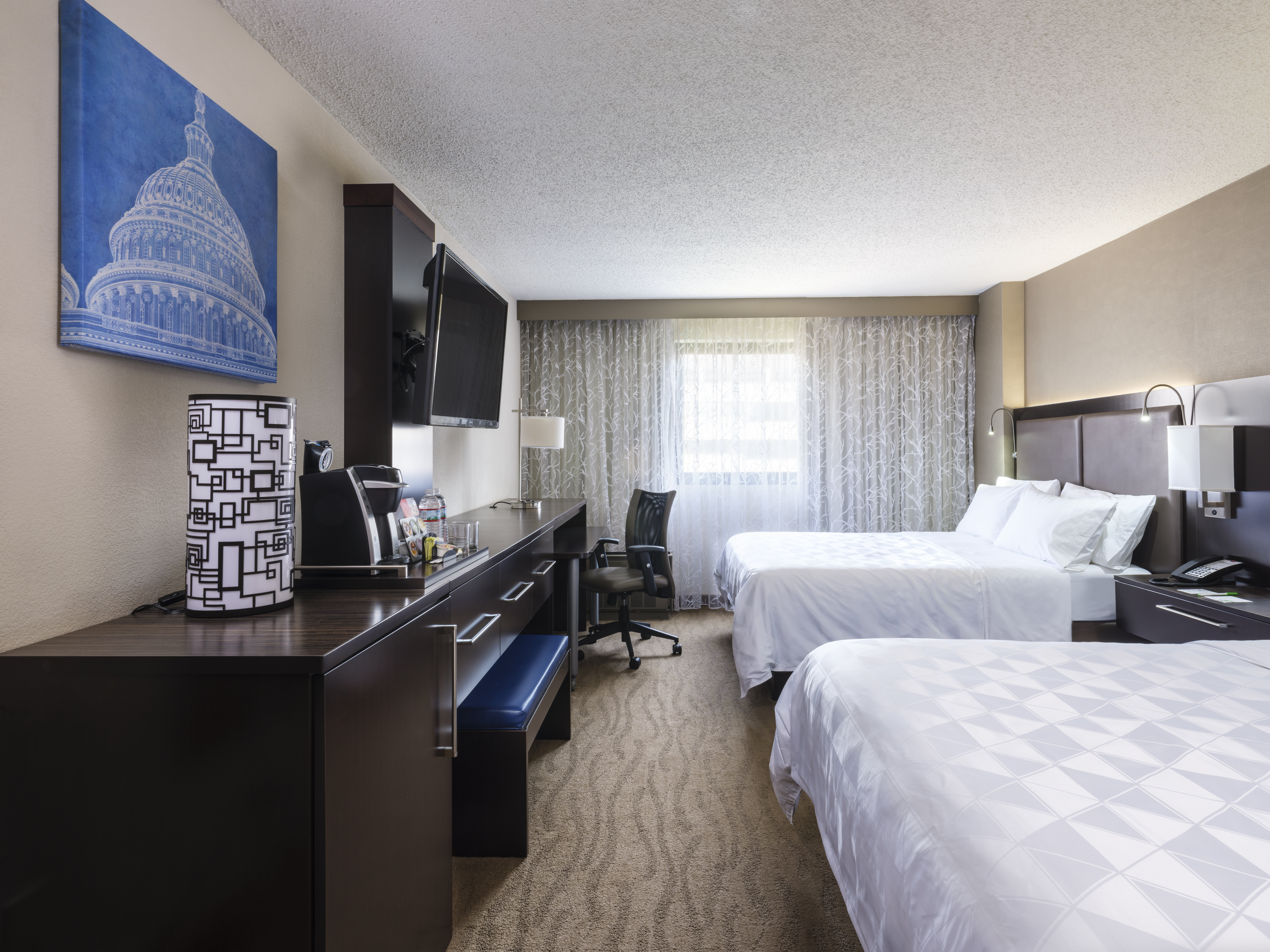 Two queen bed rooms near the National Mall and Smithsonian museums