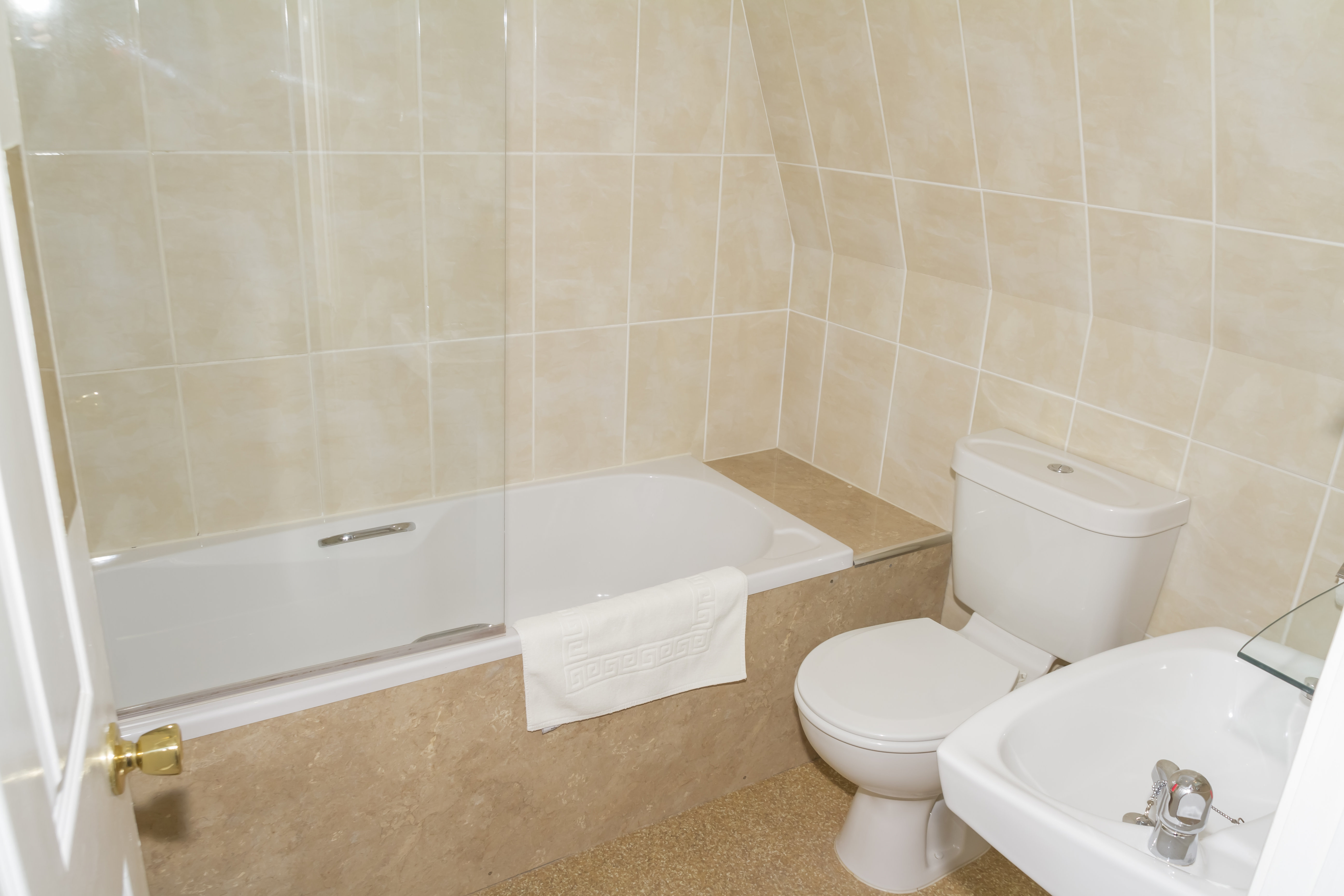 KINGSTON THEATRE HOTEL-guestroom-Bathroom.jpg