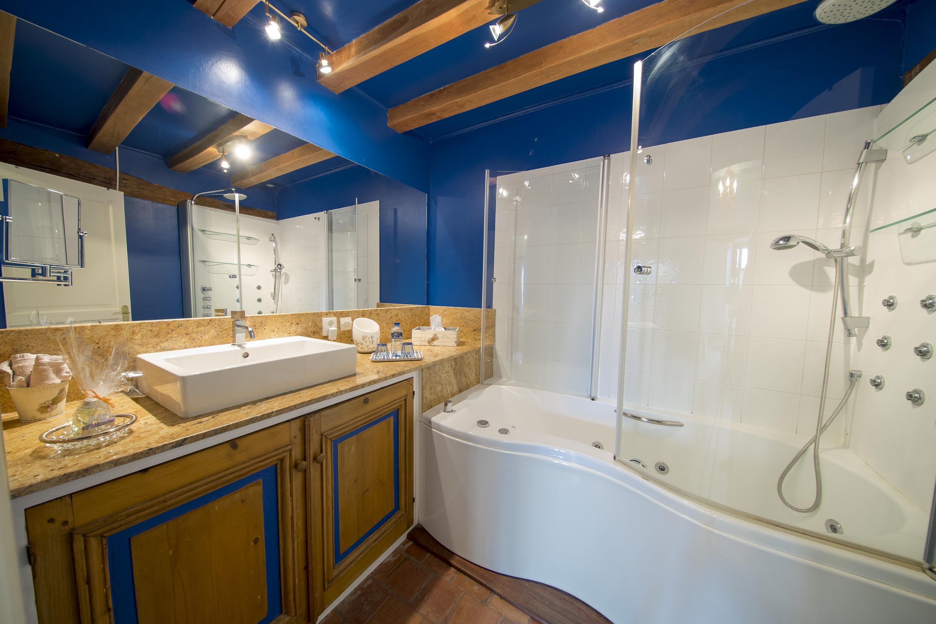 HOTEL L ECHAPPEE BELLE-guestroom-Bathroom.jpg