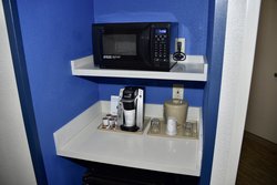  - Holiday Inn Express Windsor - US 101, Exit 498