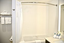  - Holiday Inn Express Windsor - US 101, Exit 498