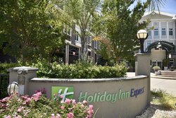  - Holiday Inn Express Windsor - US 101, Exit 498