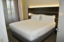  - Holiday Inn Express Windsor - US 101, Exit 498