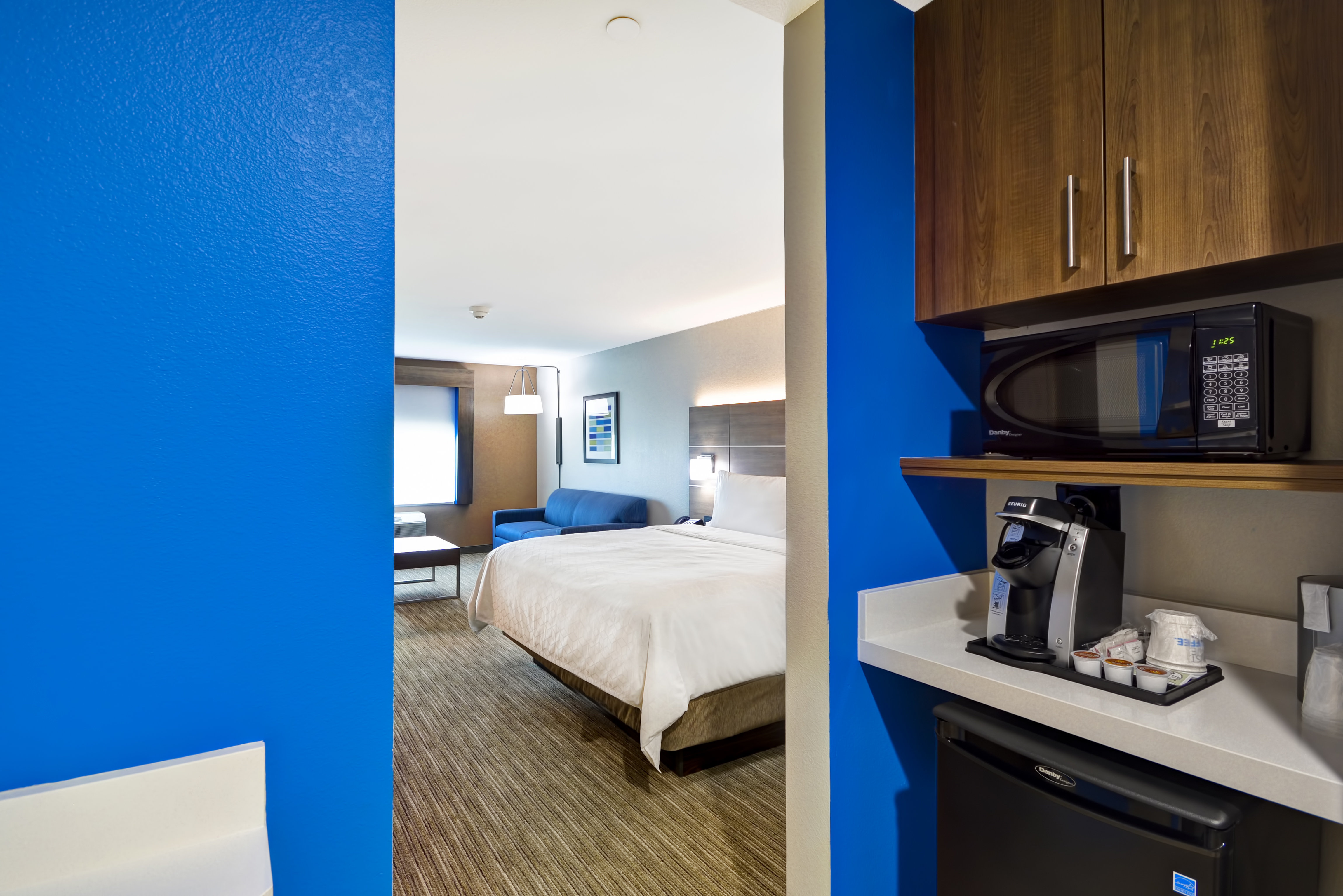 HOLIDAY INN EXP STES BOARDWALK BY I-guestroom-Guest Room.jpg