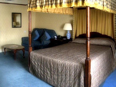 Four-Poster Room