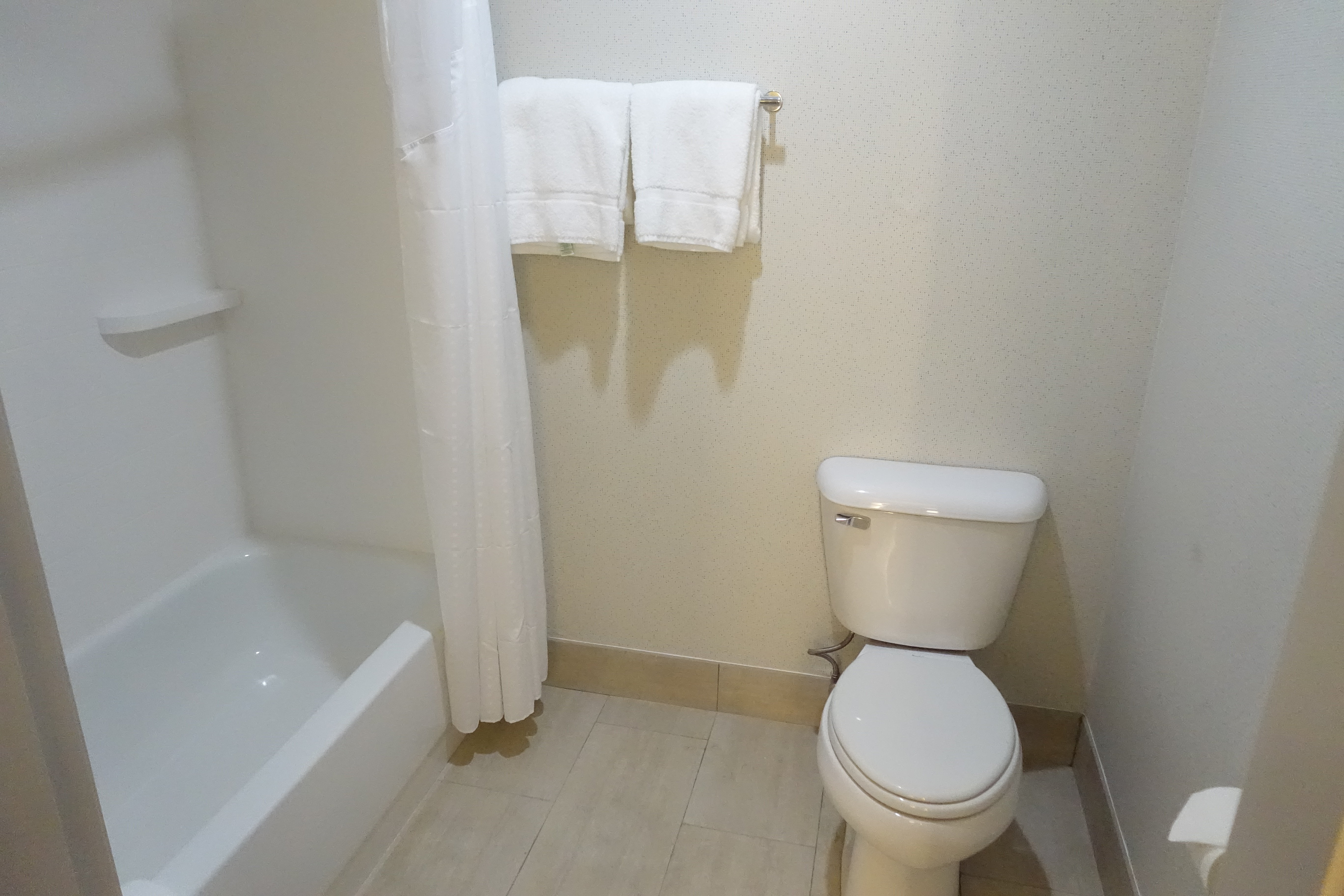 HOLIDAY INN EXP STES BRENTWOOD BY I-guestroom-Guest Bathroom.jpg