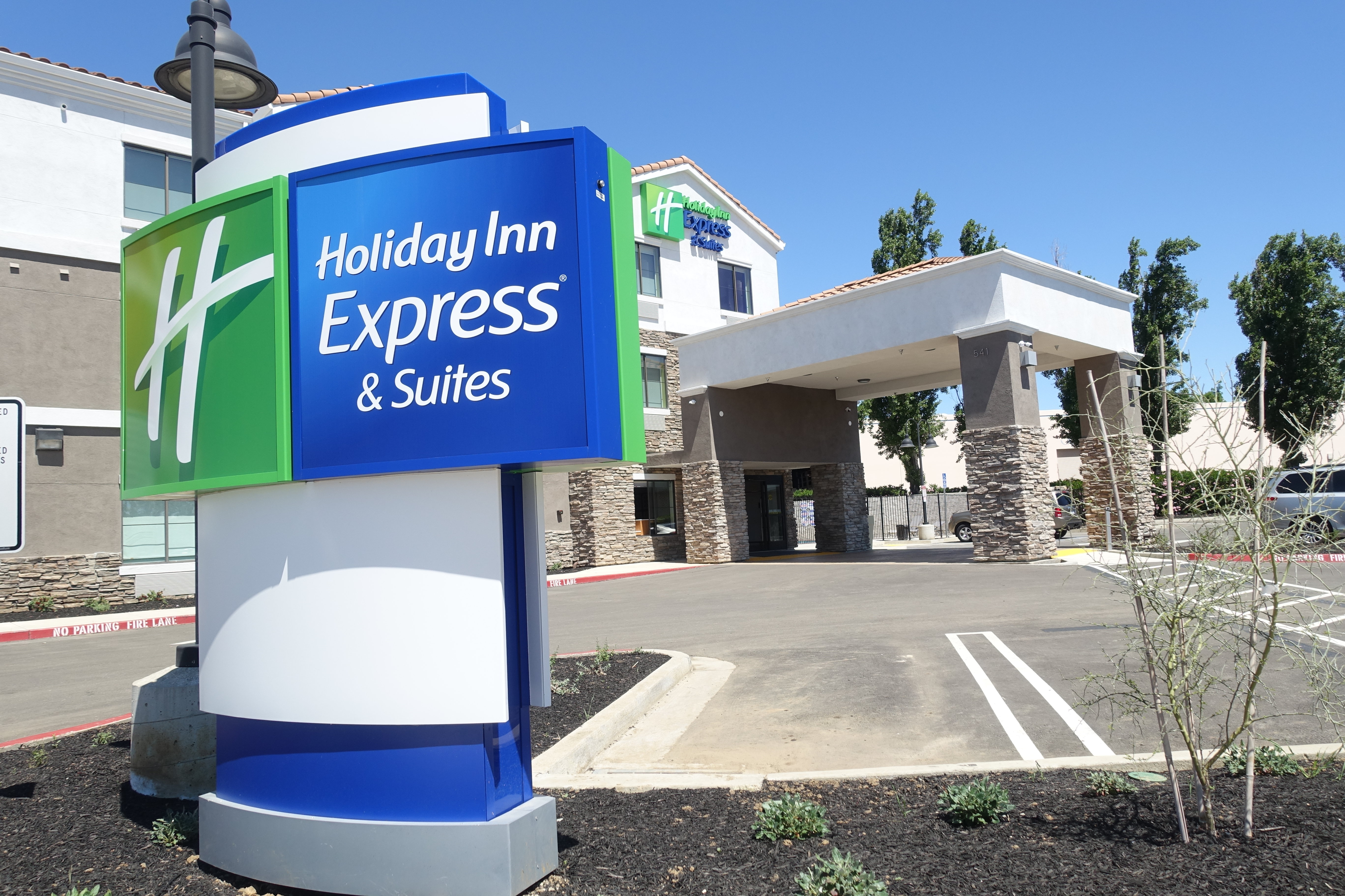 HOLIDAY INN EXP STES BRENTWOOD BY I-guestroom-Holiday Inn Express & Suites Brentwood Exterior.jpg