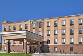 Holiday Inn Express & Suites Lincoln Airport