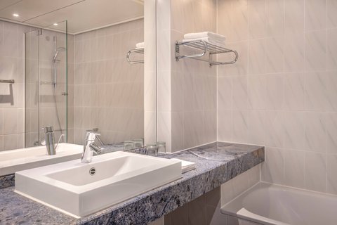 ZURICH MARRIOTT HOTEL - Photo 21