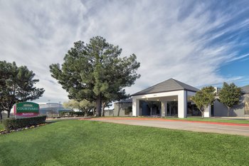 Courtyard by Marriott Dallas/Arlington Entertainment District