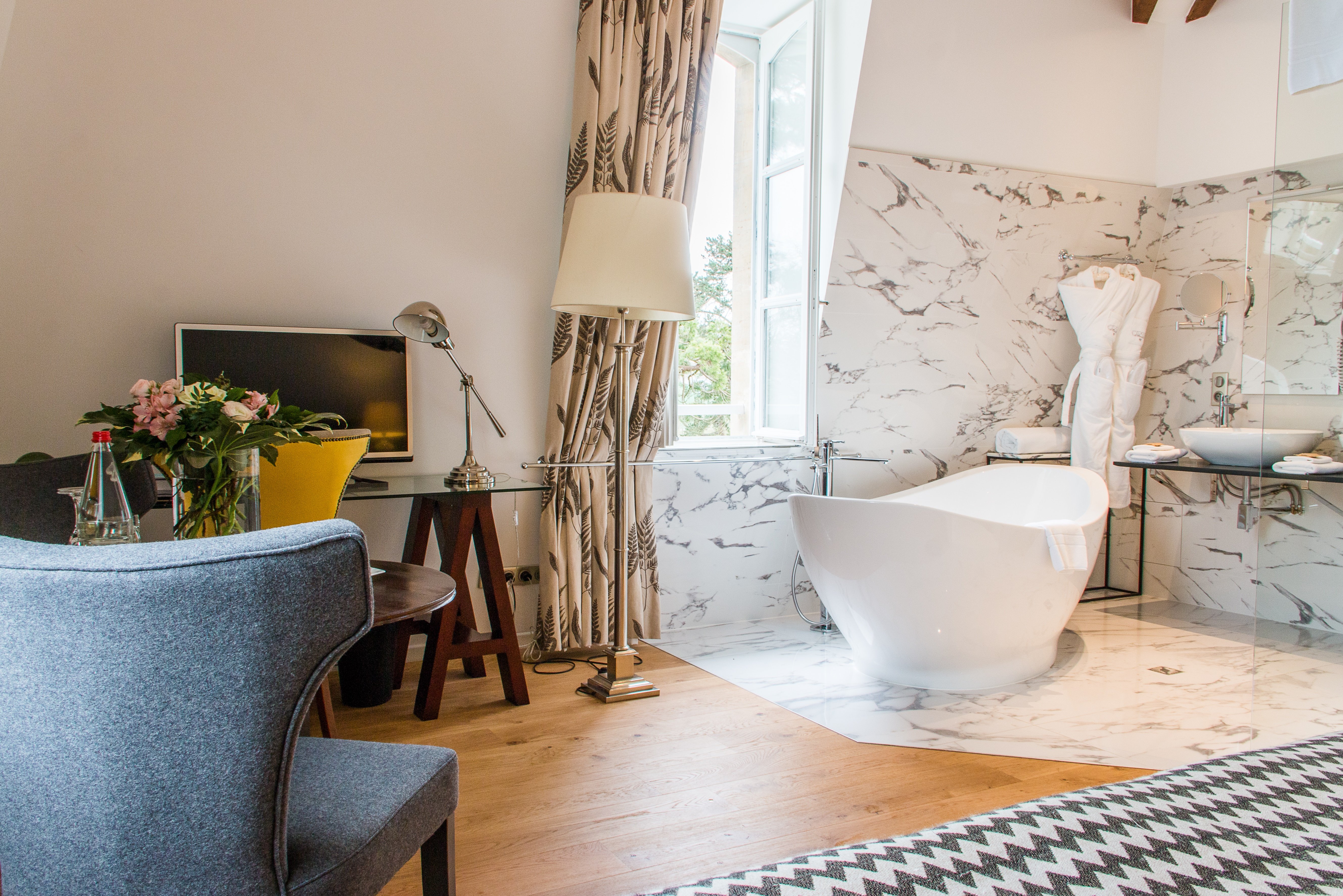 Chateau La Cheneviere-guestroom-Deluxe Executive.jpg
