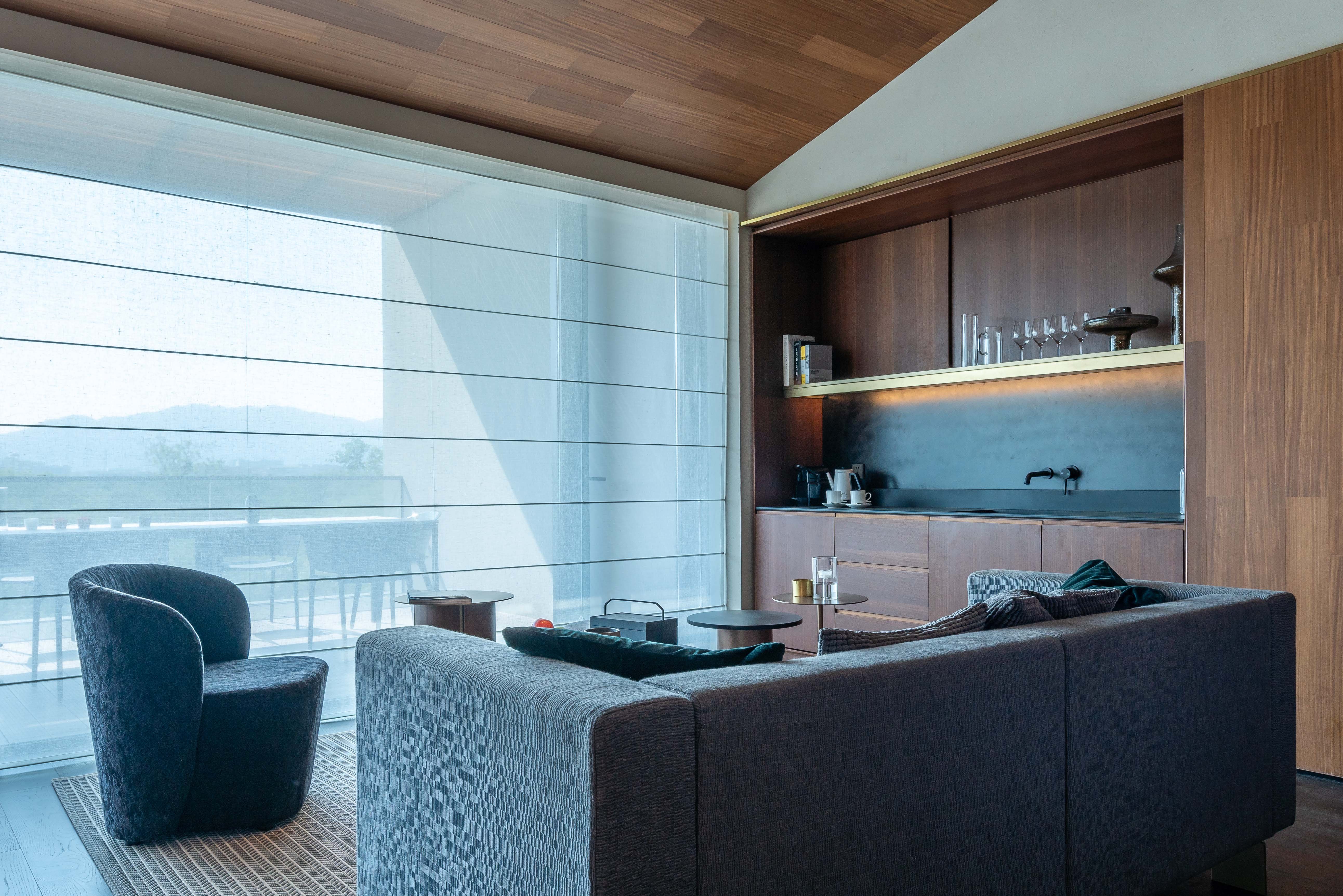HANGZHOU MUH SHOOU XIXI HOTEL-guestroom-Deluxe View Suite A Living Room.jpg