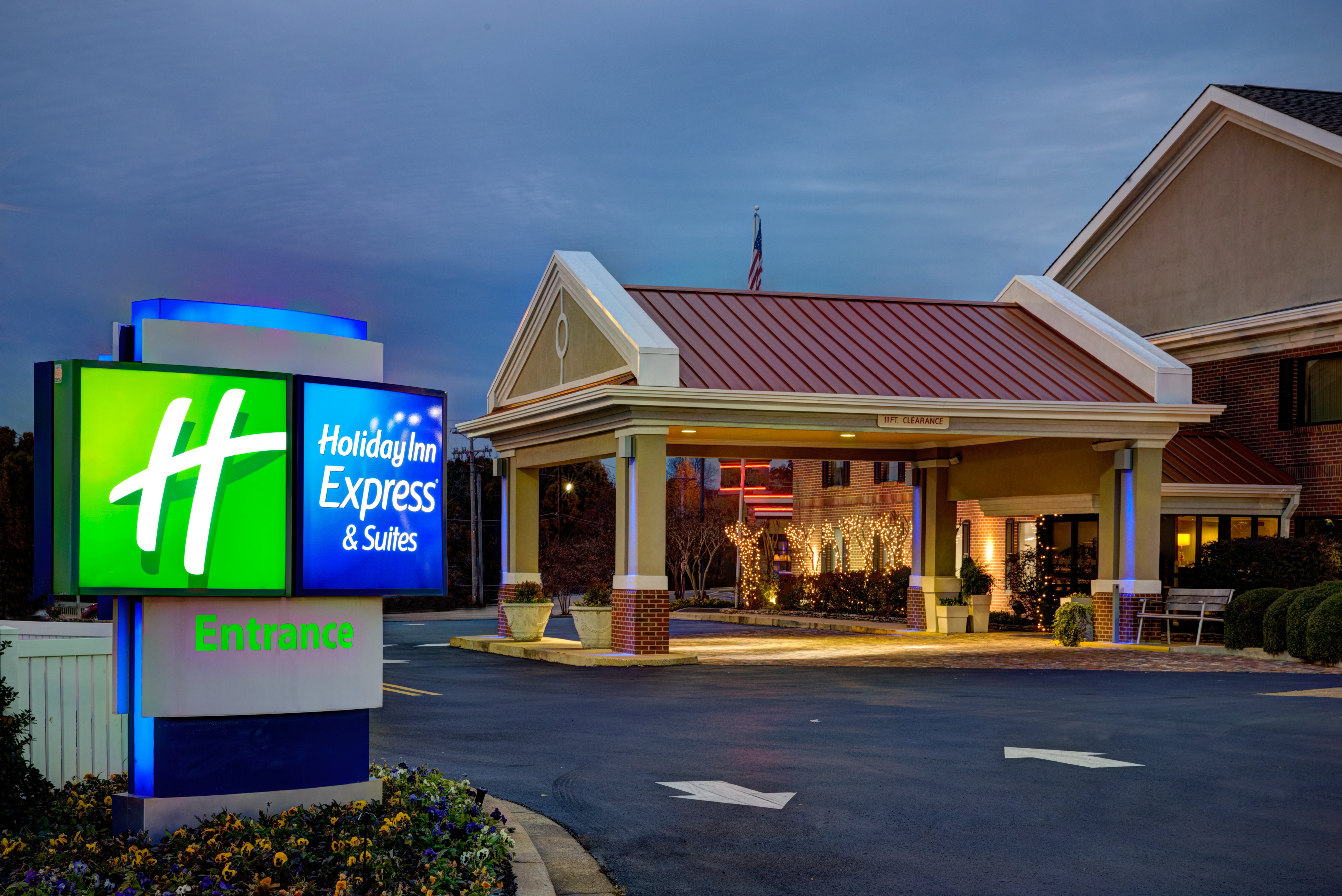 Holiday Inn Express Hotel & Suites