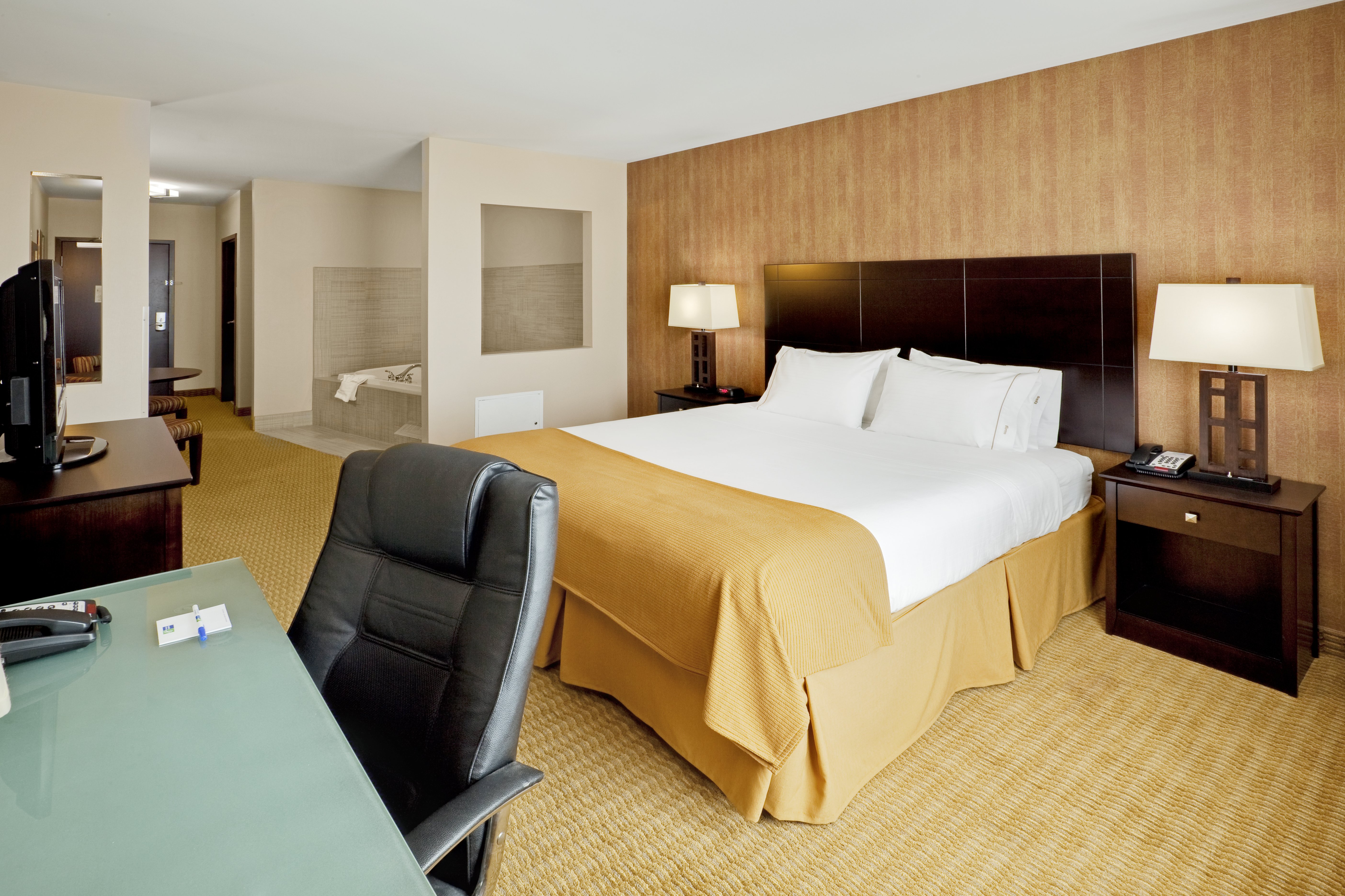 HOLIDAY INN EXP STES LEBANON BY IHG-guestroom-Jacuzzi Suite.jpg