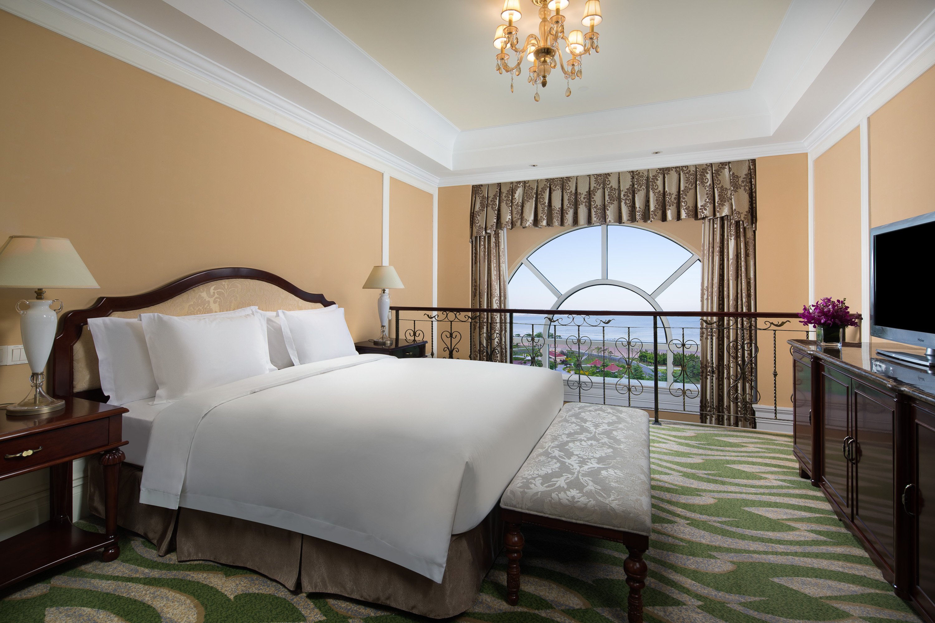 CROWNE PLAZA QINGDAO OCEAN SPRING R-guestroom-Suite.jpg