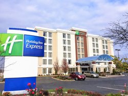  - Holiday Inn Express Arlington Heights - I-90, Exit 70