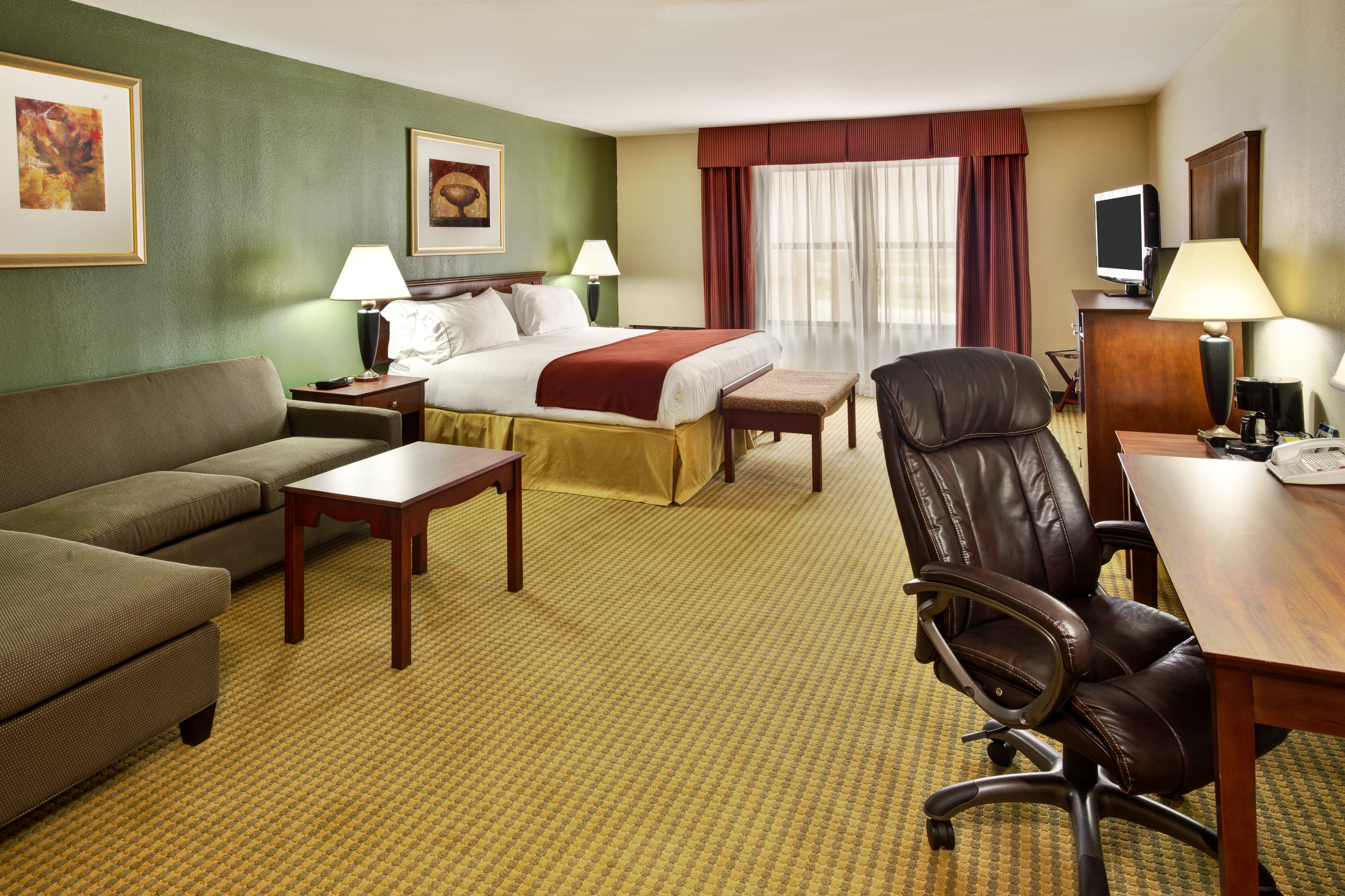 HOLIDAY INN EXP BREAUX BRIDGE BY IH-guestroom-Stylish ADA/Handicapped Suite Room.jpg