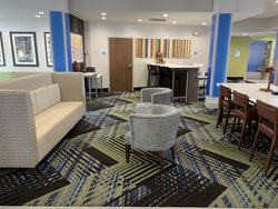  - Holiday Inn Express & Suites Moore - I-35, Exit 118