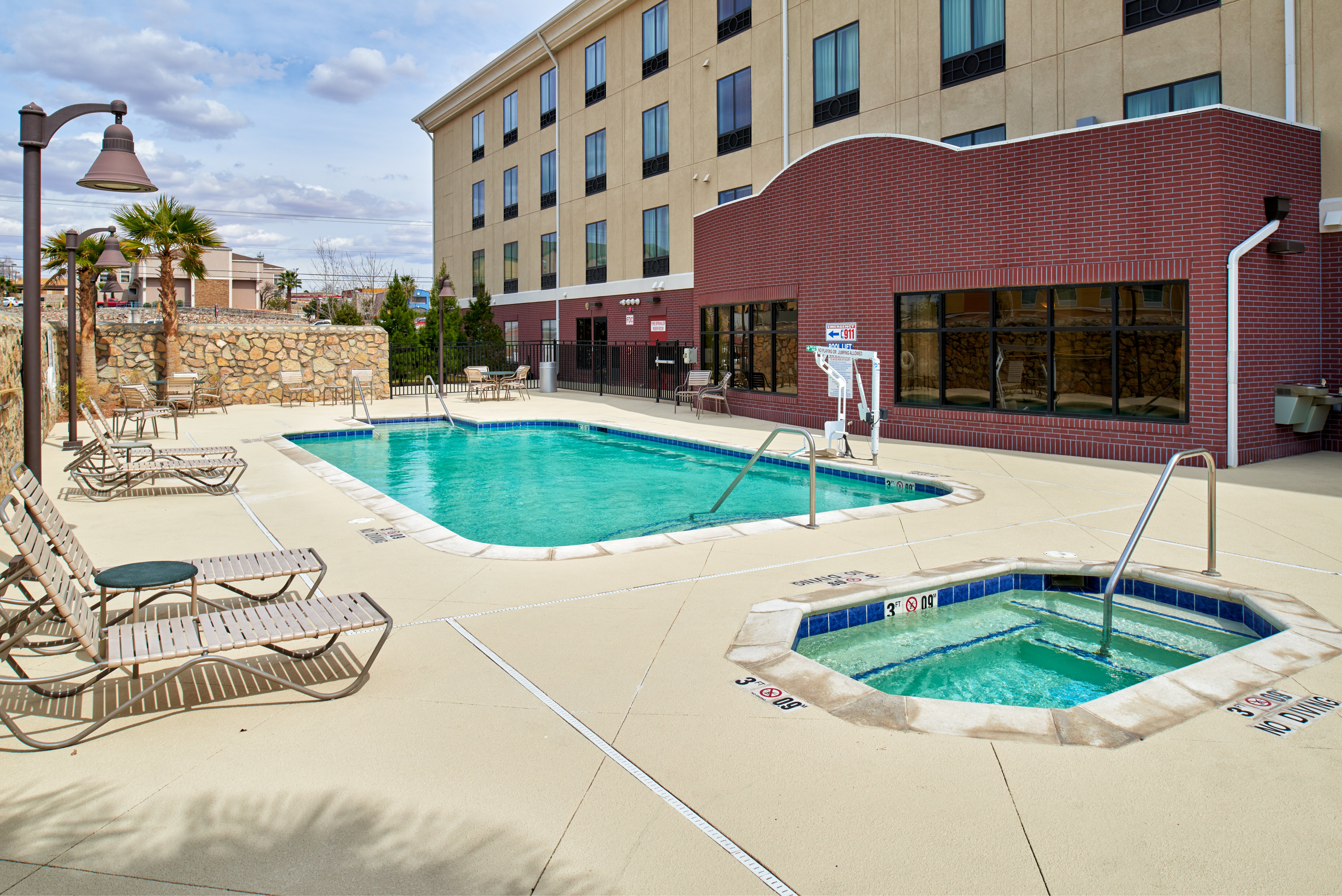 Holiday Inn Express/Suites El Paso Arpt