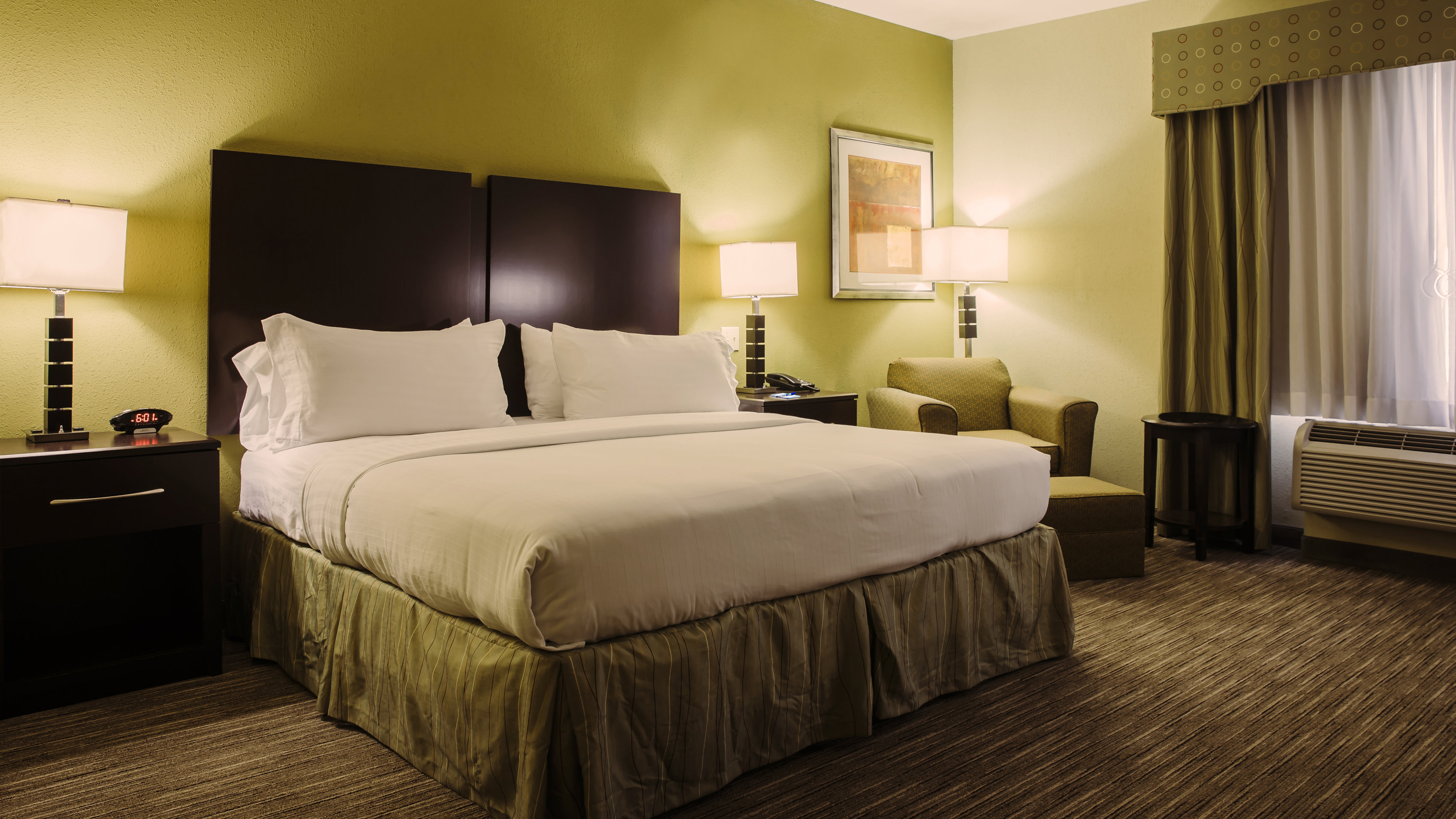 HOLIDAY INN EXP STES PRAIRIE VIEW B-guestroom-King standard accessible near Prairie View and Daikin.jpg