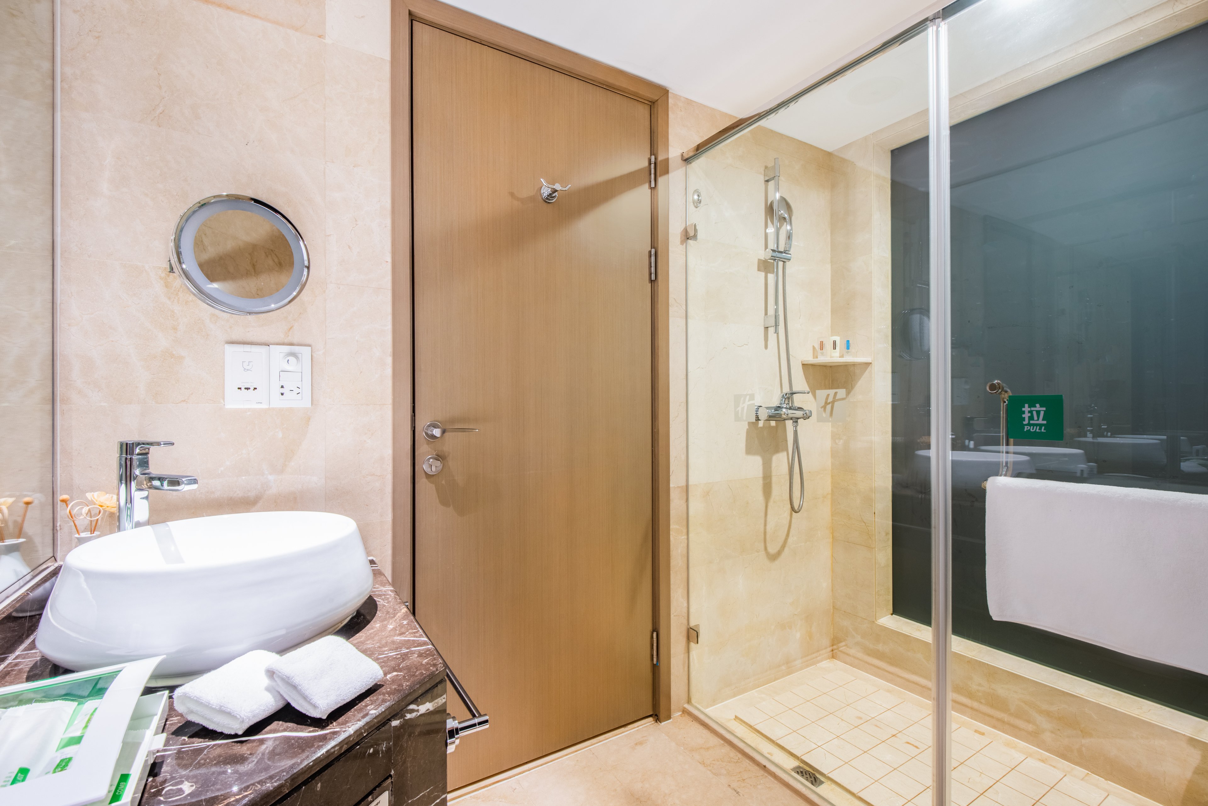HOLIDAY INN AQUA CITY NANJING BY IH-guestroom-Executive Suite Bathroom.jpg