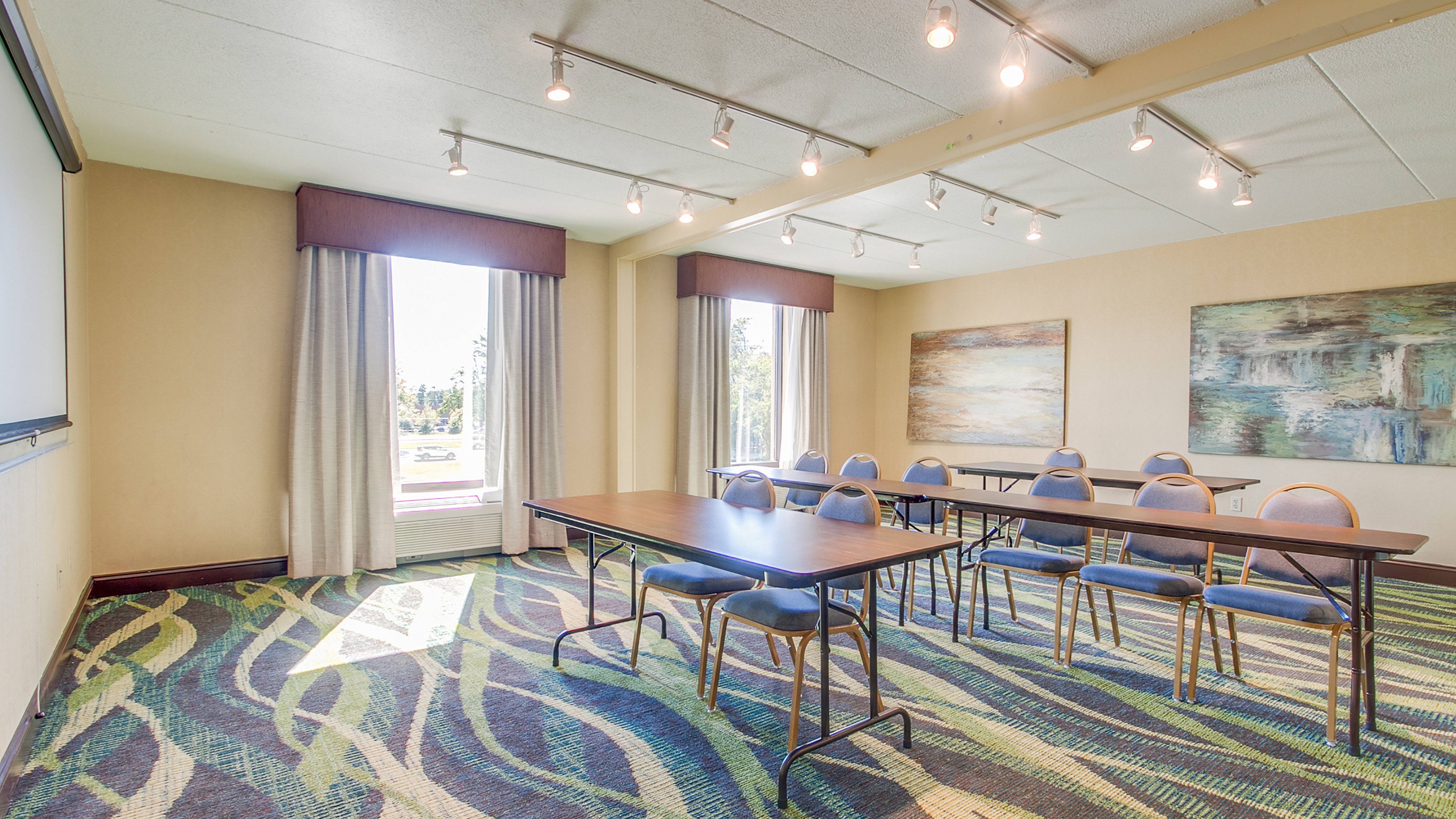 2 Meeting Rooms - hold up to 30-40 per room w/ Super Internet