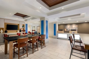 Holiday Inn Express Hotel & Suites