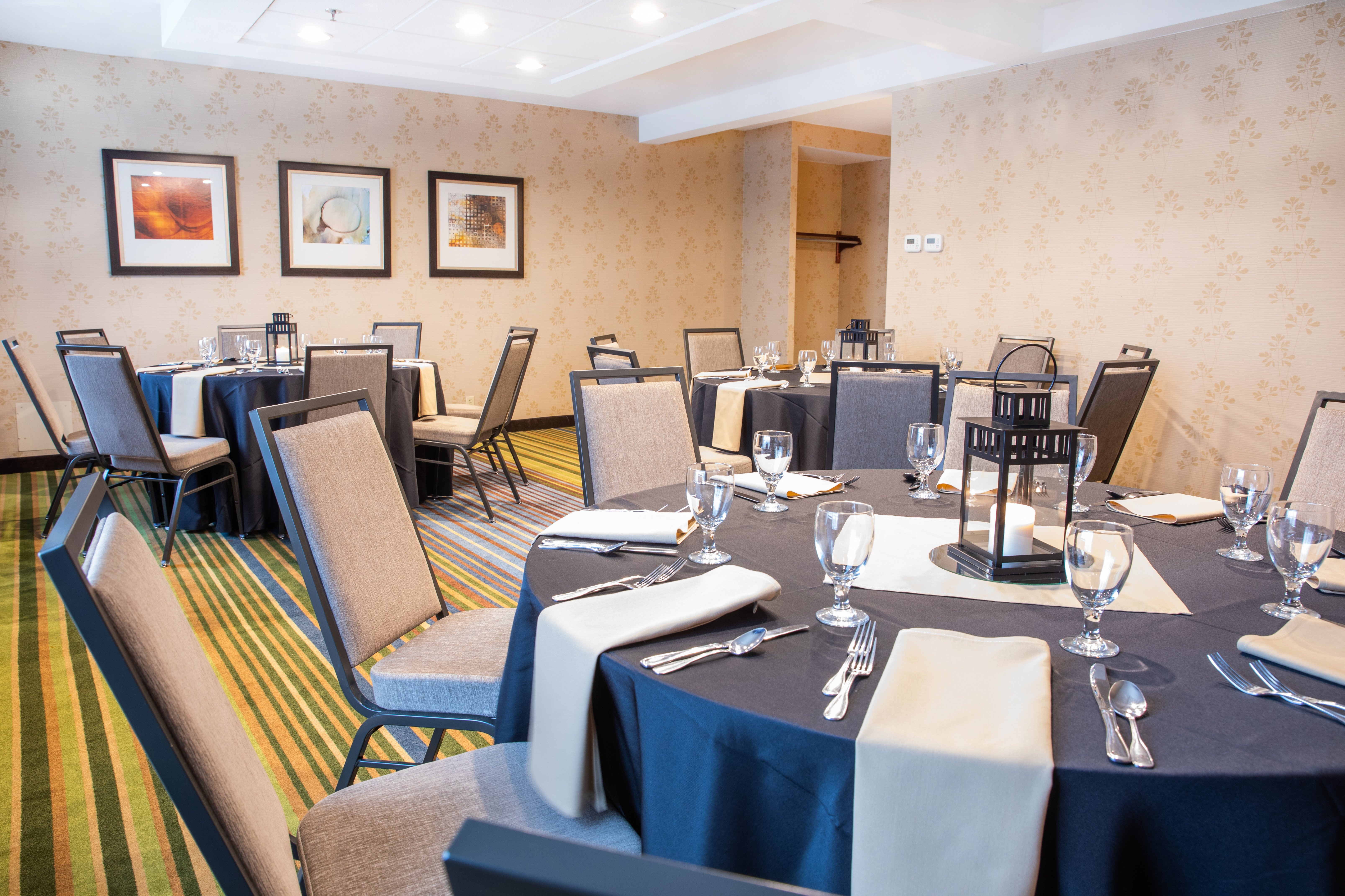 HOLIDAY INN ARPT W EARTH CITY-guestroom-Break-out Room.jpg
