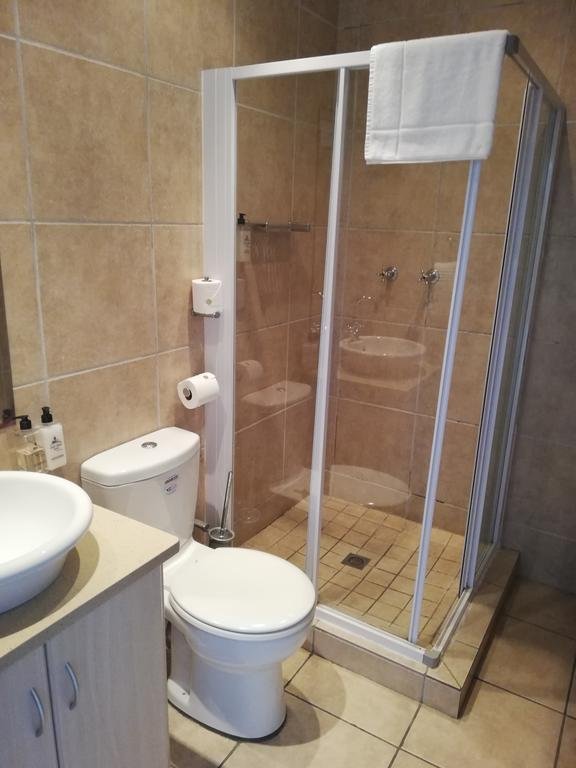 Point Village Hotel-guestroom-Point Village Bathroom.jpg