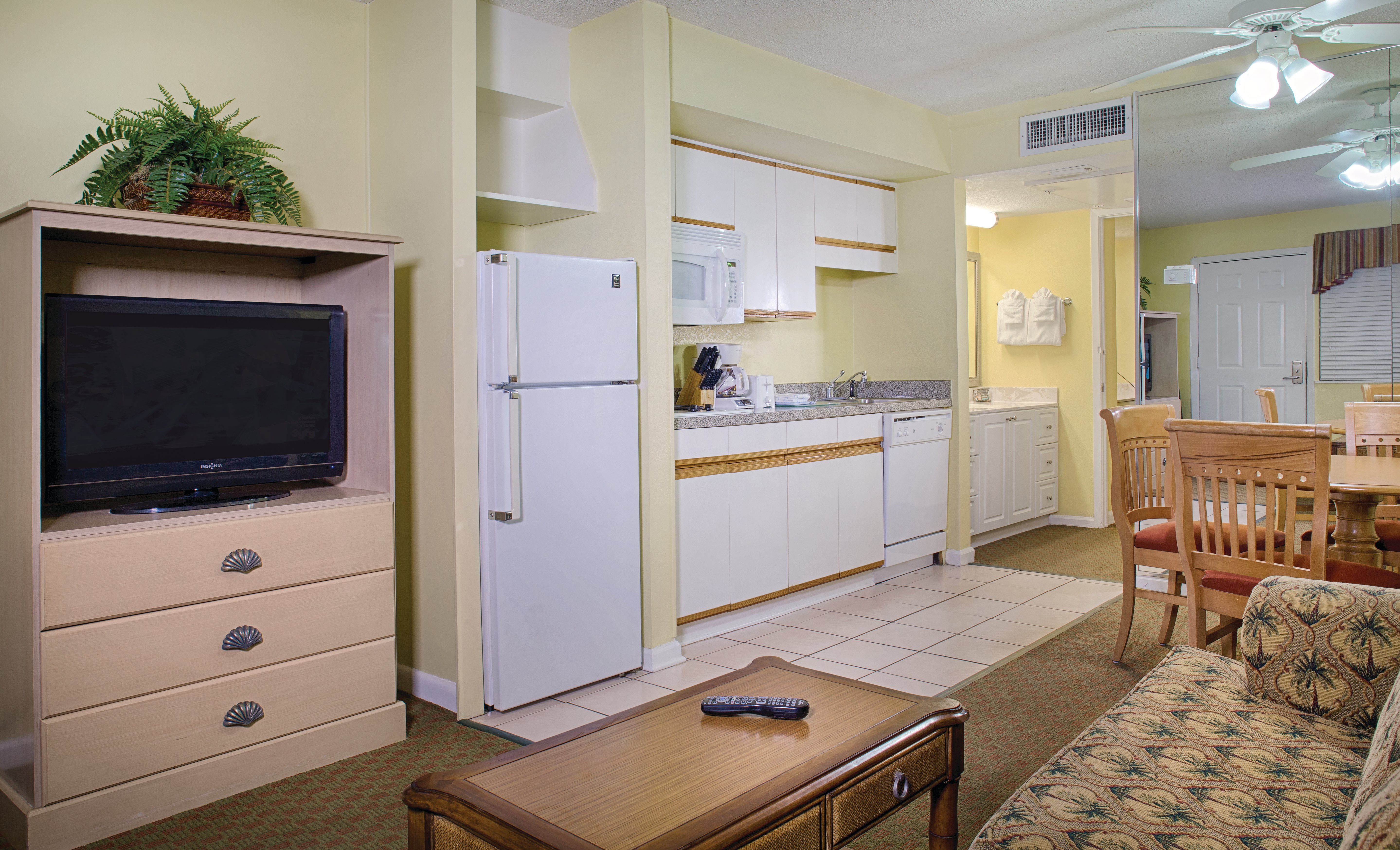 CLUB DESTIN RESORT-guestroom-Studio Living, Kitchen, Dining Areas.jpg