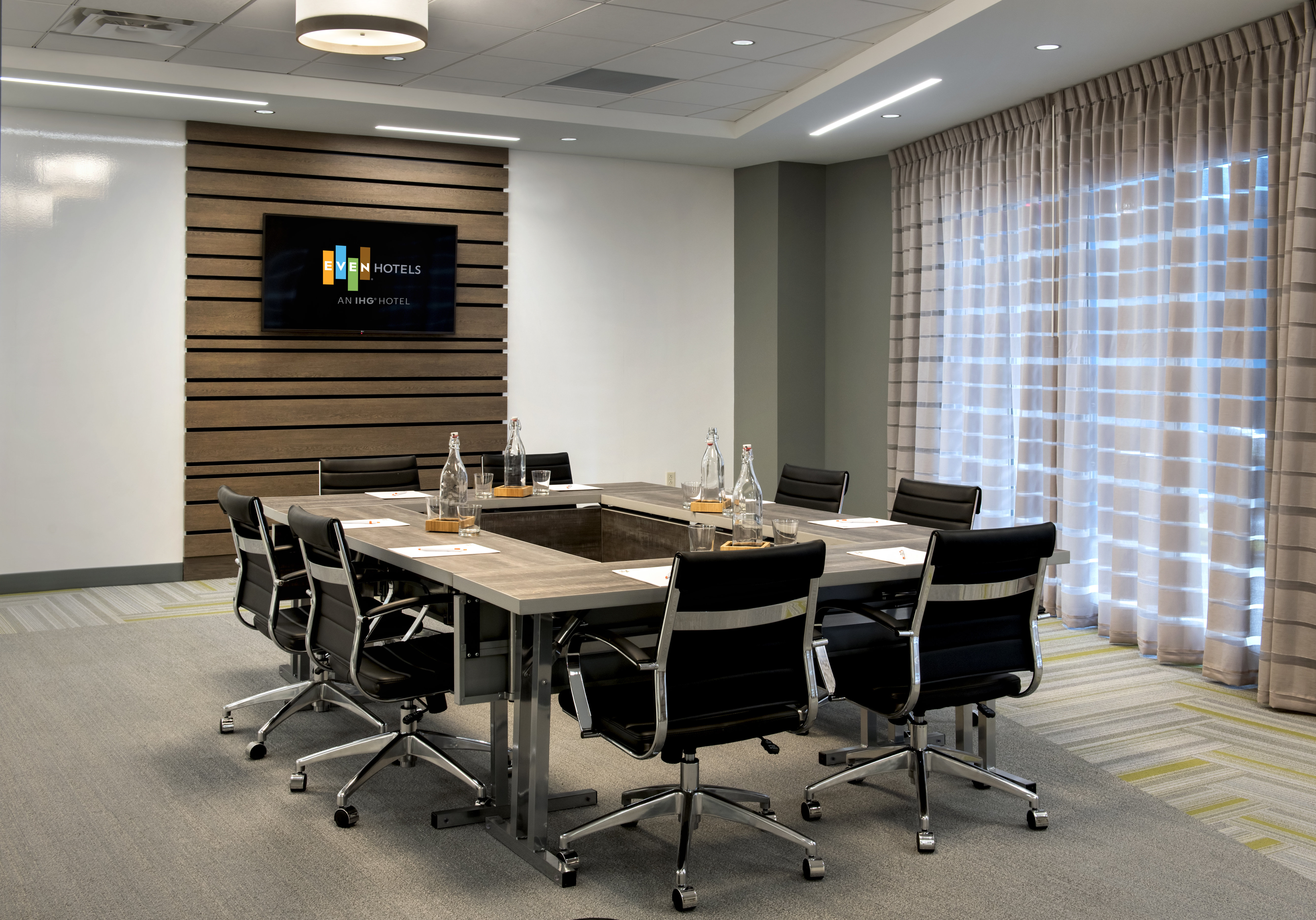 Reserve the conference room at our downtown Pittsburgh hotel.