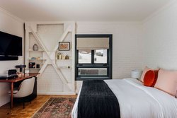  - Gold Diggers Hotel Hollywood