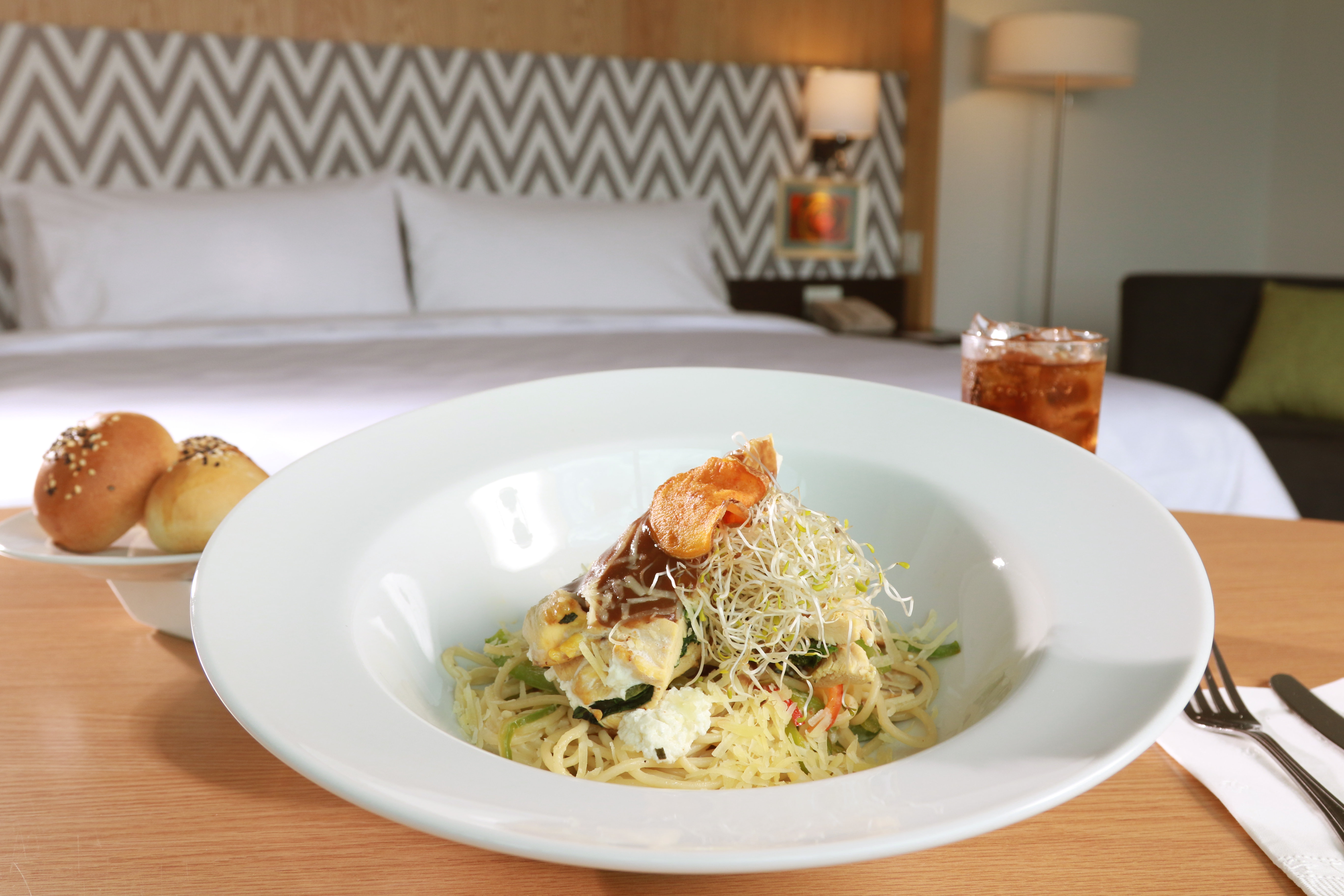 HOLIDAY INN QUERETARO ZONA KRISTAL-guestroom-Room Service.jpg