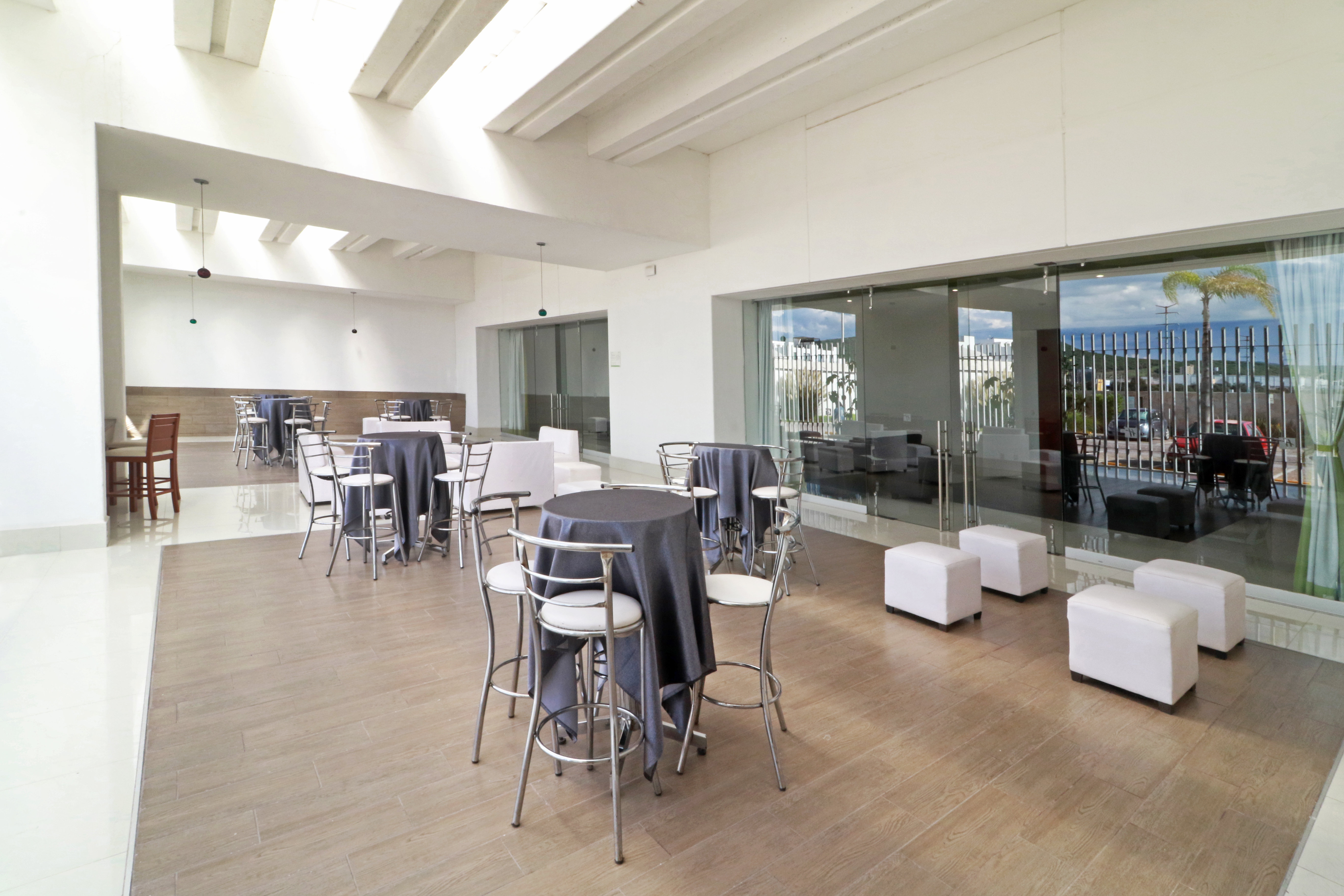 HOLIDAY INN QUERETARO ZONA KRISTAL-guestroom-Break-out Room.jpg