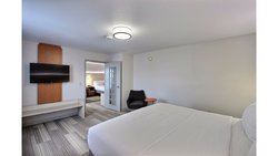  - Holiday Inn Express Airport Milwaukee - I-41 & I-94, Exit 319