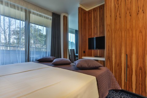 Deluxe Suite Design Building 