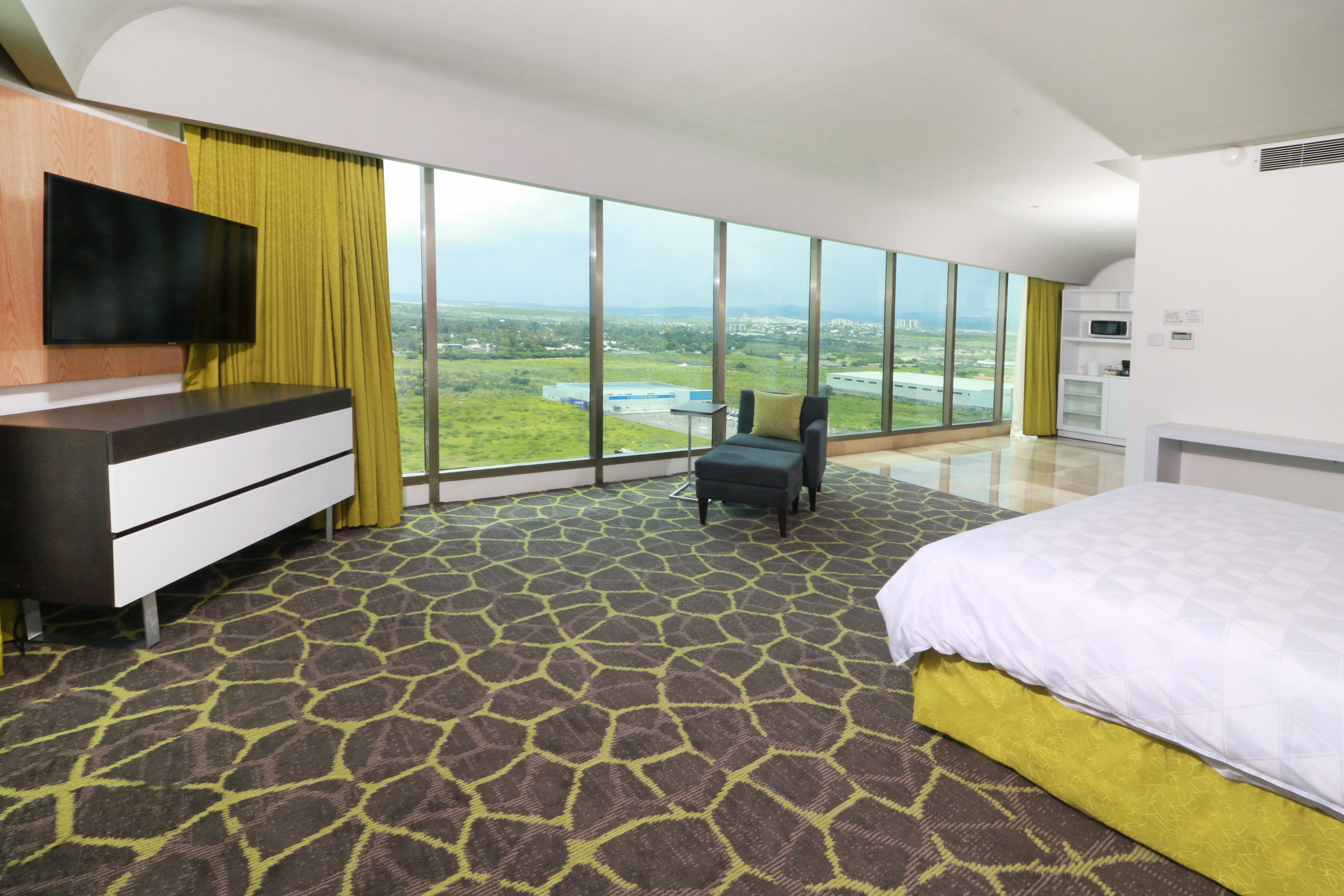 HOLIDAY INN QUERETARO ZONA KRISTAL-guestroom-King Bed Suite Amazing View.jpg
