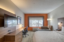  - Holiday Inn Express & Suites Oshkosh - I-41, Exit 119