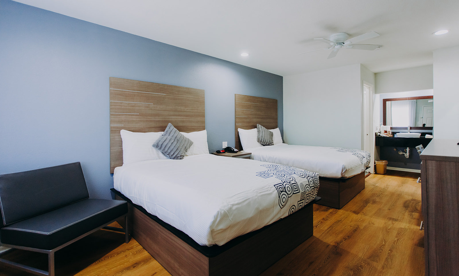 SCOTTISH INNS AND SUITES-guestroom-STXKEDoubles.jpg