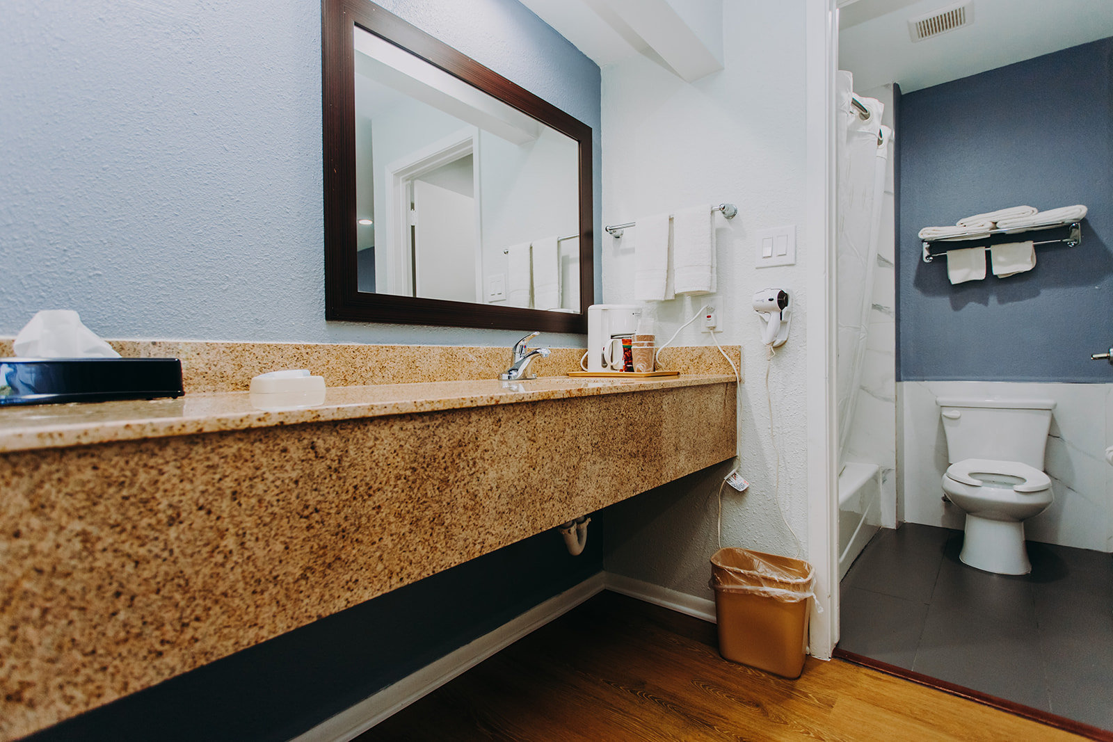SCOTTISH INNS AND SUITES-guestroom-STXKEDoubles Bathroom.jpg