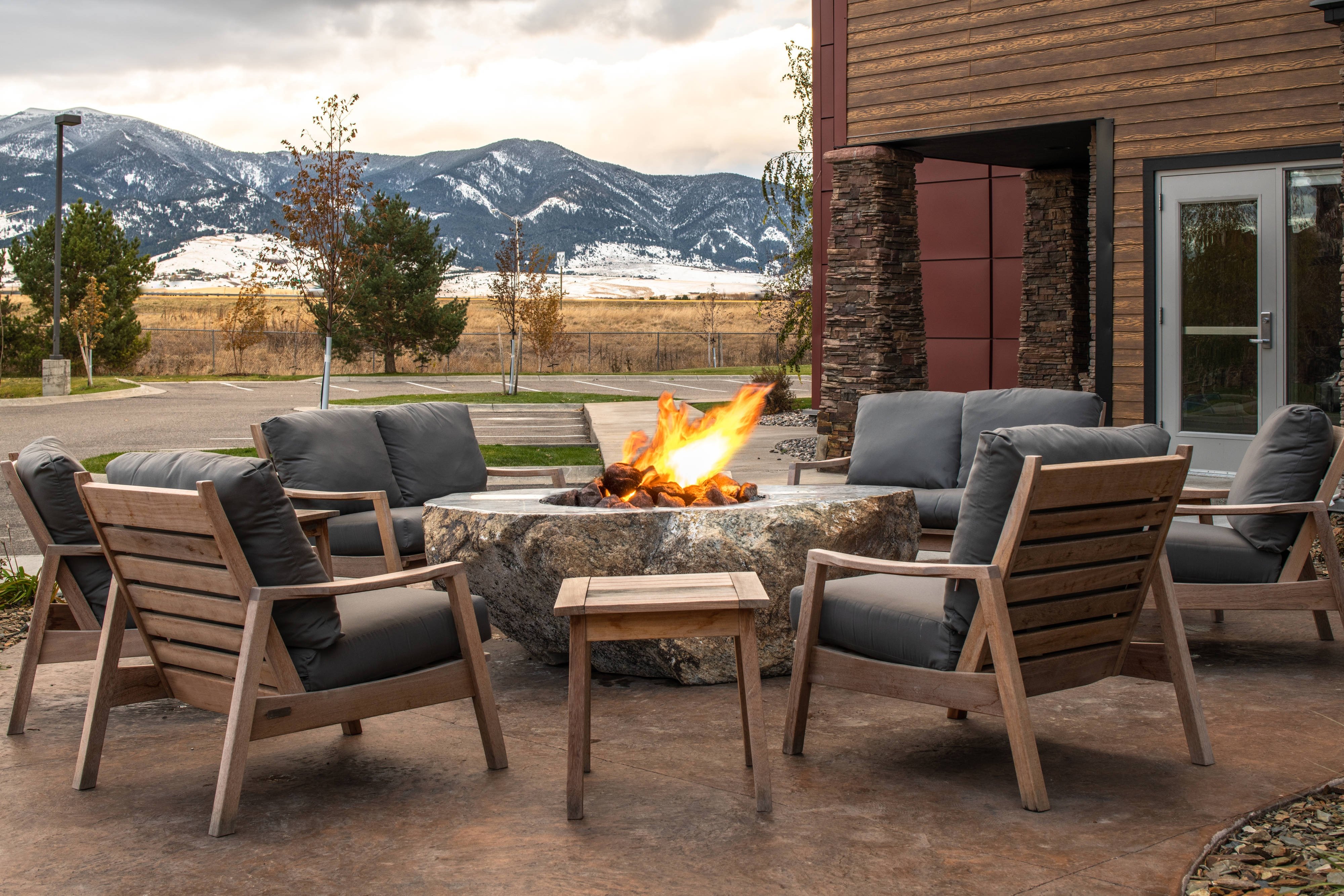 Outdoor Patio & Firepit