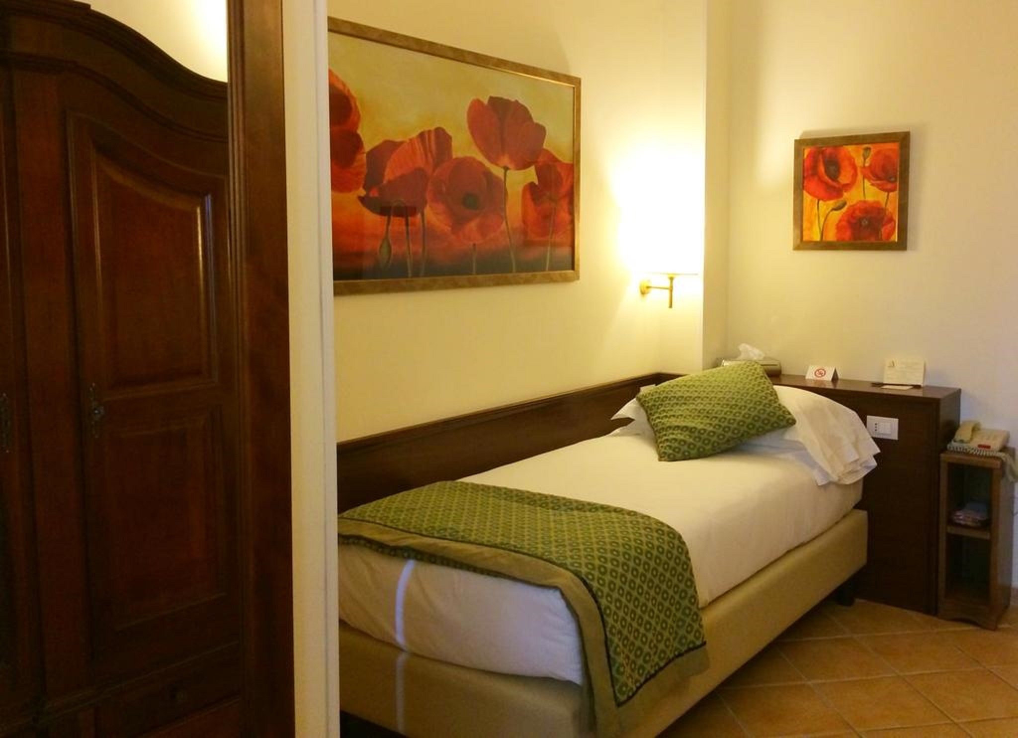 HOTEL ATHENA-guestroom-Single Room.jpg