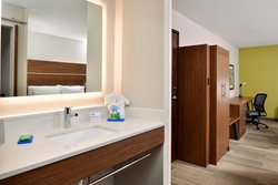  - Holiday Inn Express & Suites North Kansas City - I-29 & I-35, Exit 6