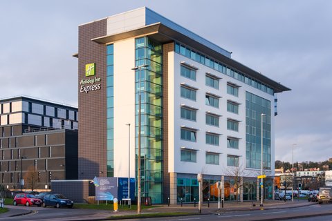 Modern hotel next to Lincoln University, with breakfast included.