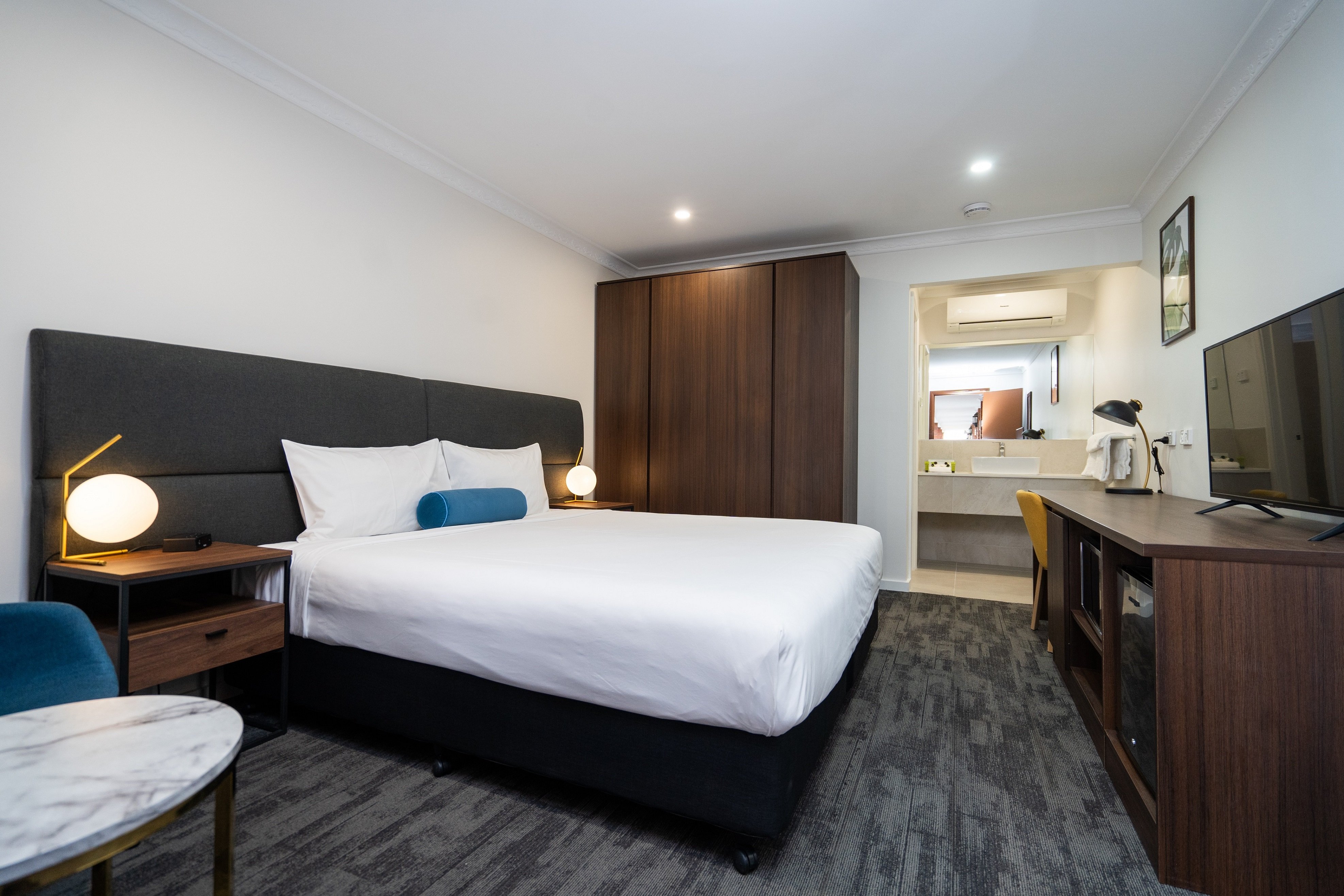 LITTOMORE HOTEL SUITES-guestroom-Deluxe.jpg
