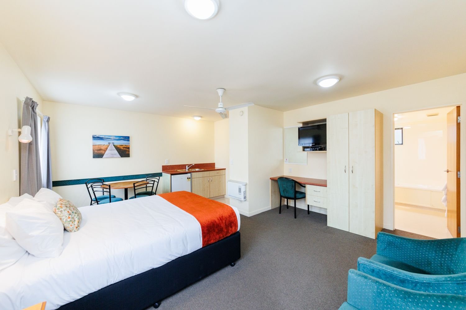 BELLA VISTA MOTEL PALMERSTON NORTH-guestroom-One Bedroom Unit.jpg