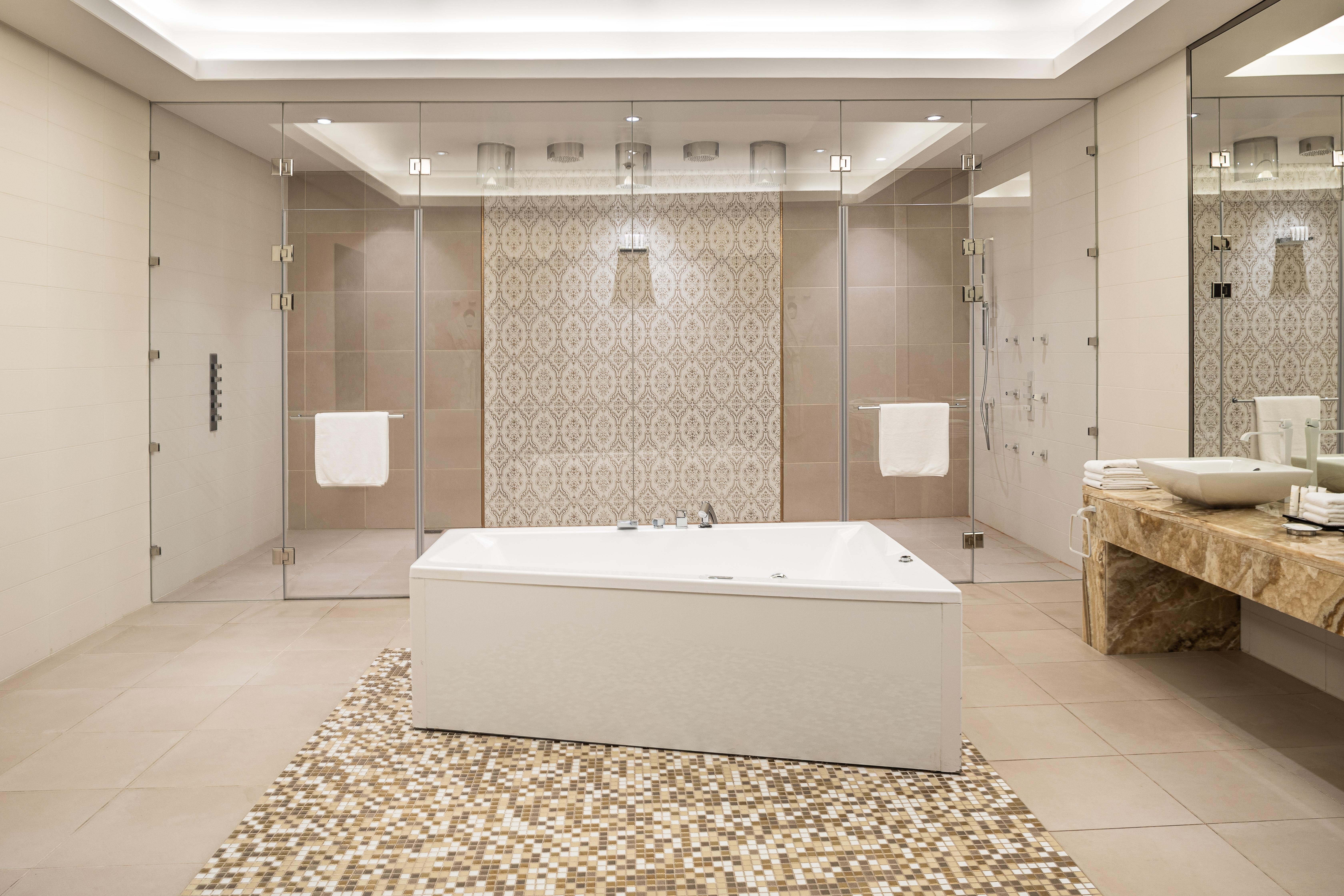 CROWNE PLAZA ITCC BY IHG-guestroom-Enjoy Your bath in the jacuzzi before the Dream Night.jpg