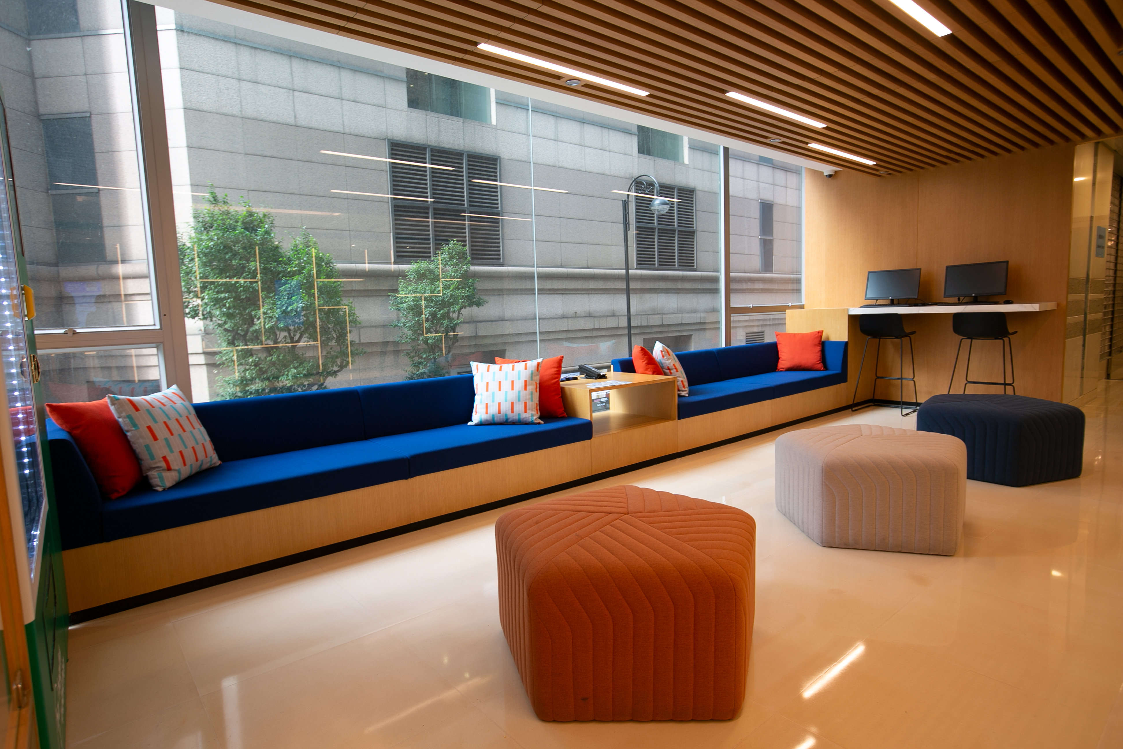 HOLIDAY INN EXP CAUSEWAY BAY BY IHG-guestroom-Internet Corner.jpg