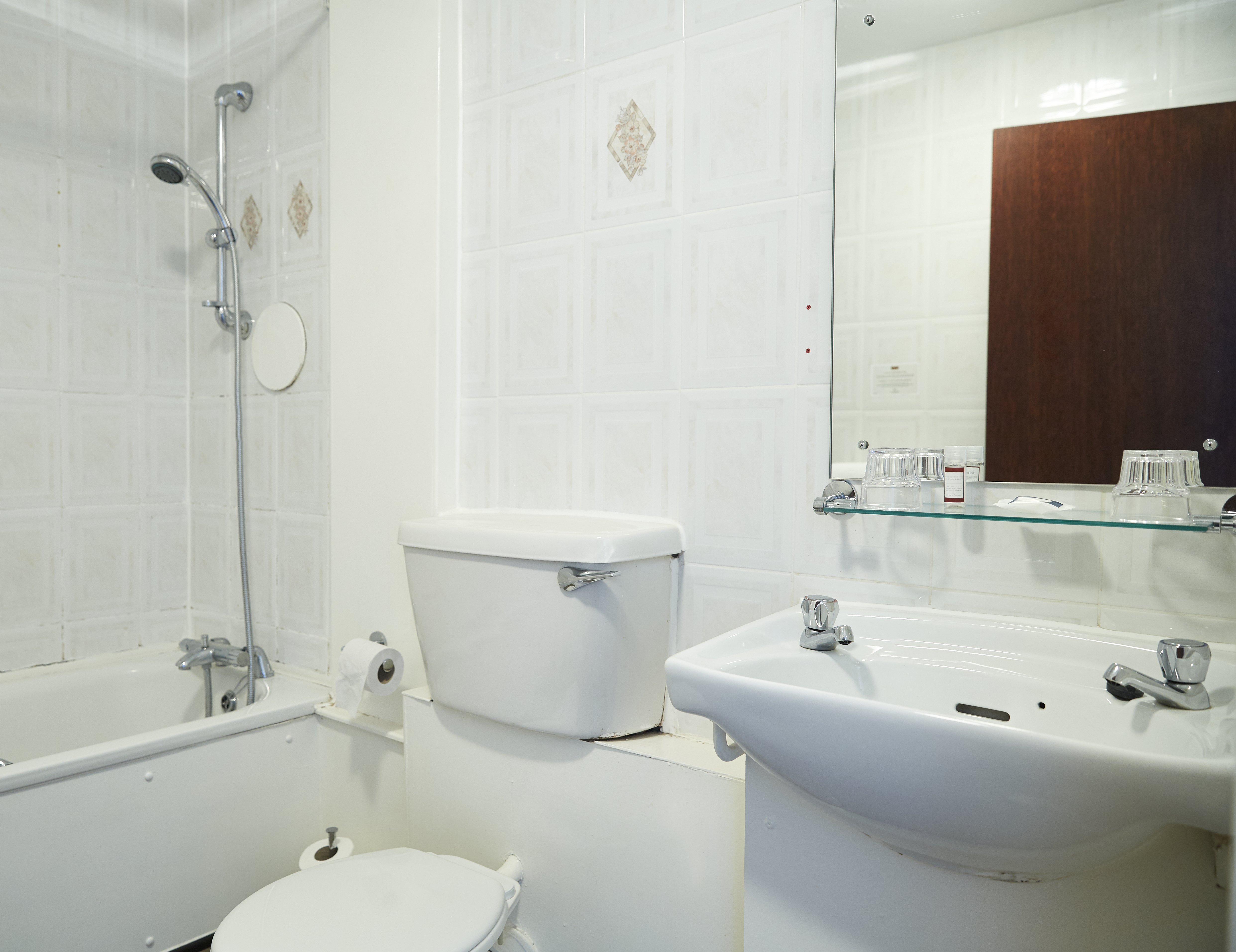 Caledonian Hotel-guestroom-Familyx4 Bathroom.jpg