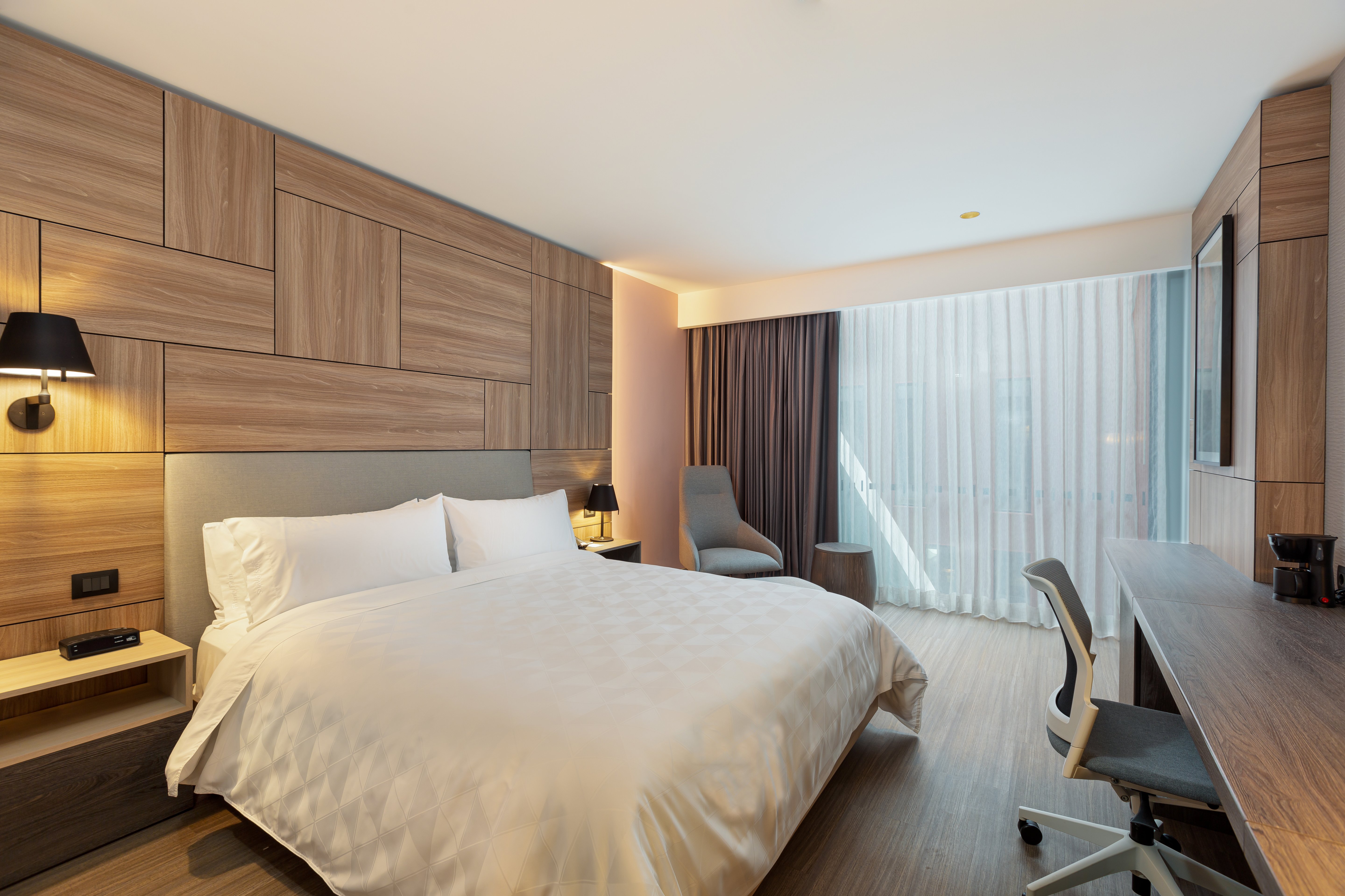 HOLIDAY INN MIRAFLORES BY IHG-guestroom-Wheelchair Accessible.jpg